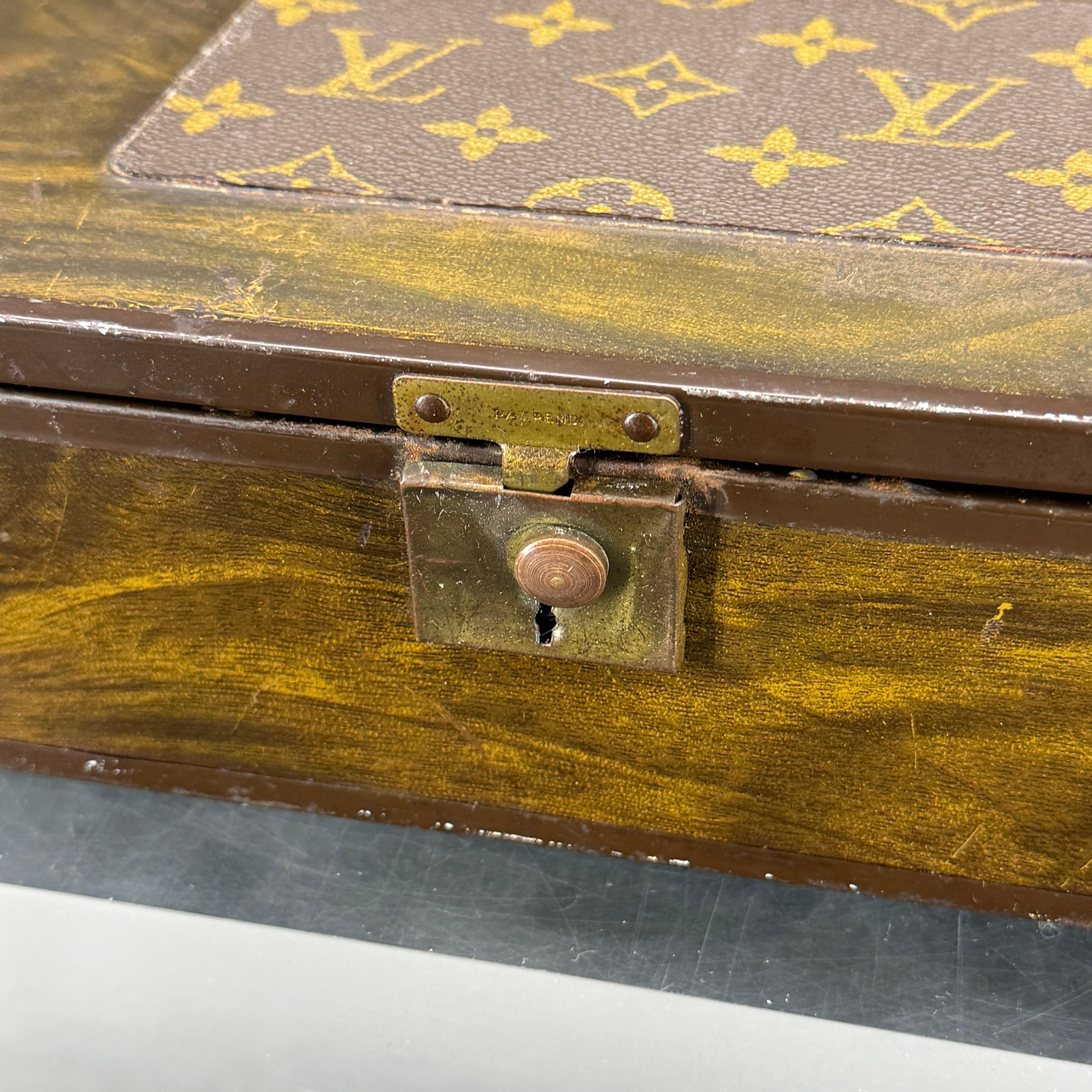 Boîte à bijoux en faux bois avec miroir et tissu Louis Vuitton en vente 2