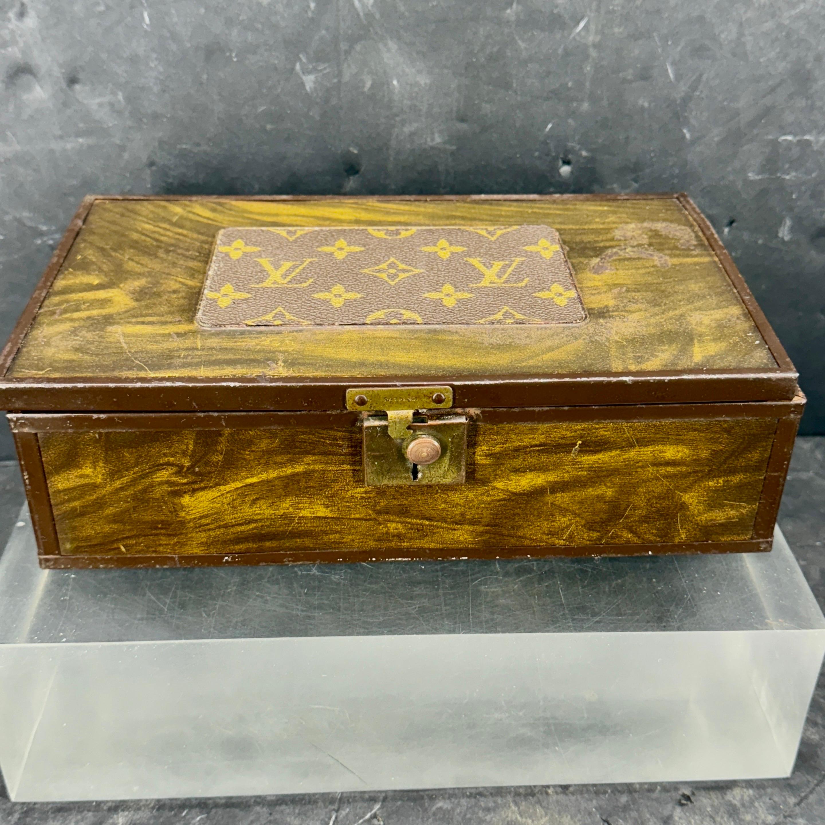 Boîte à bijoux en faux bois avec miroir et tissu Louis Vuitton en vente 3