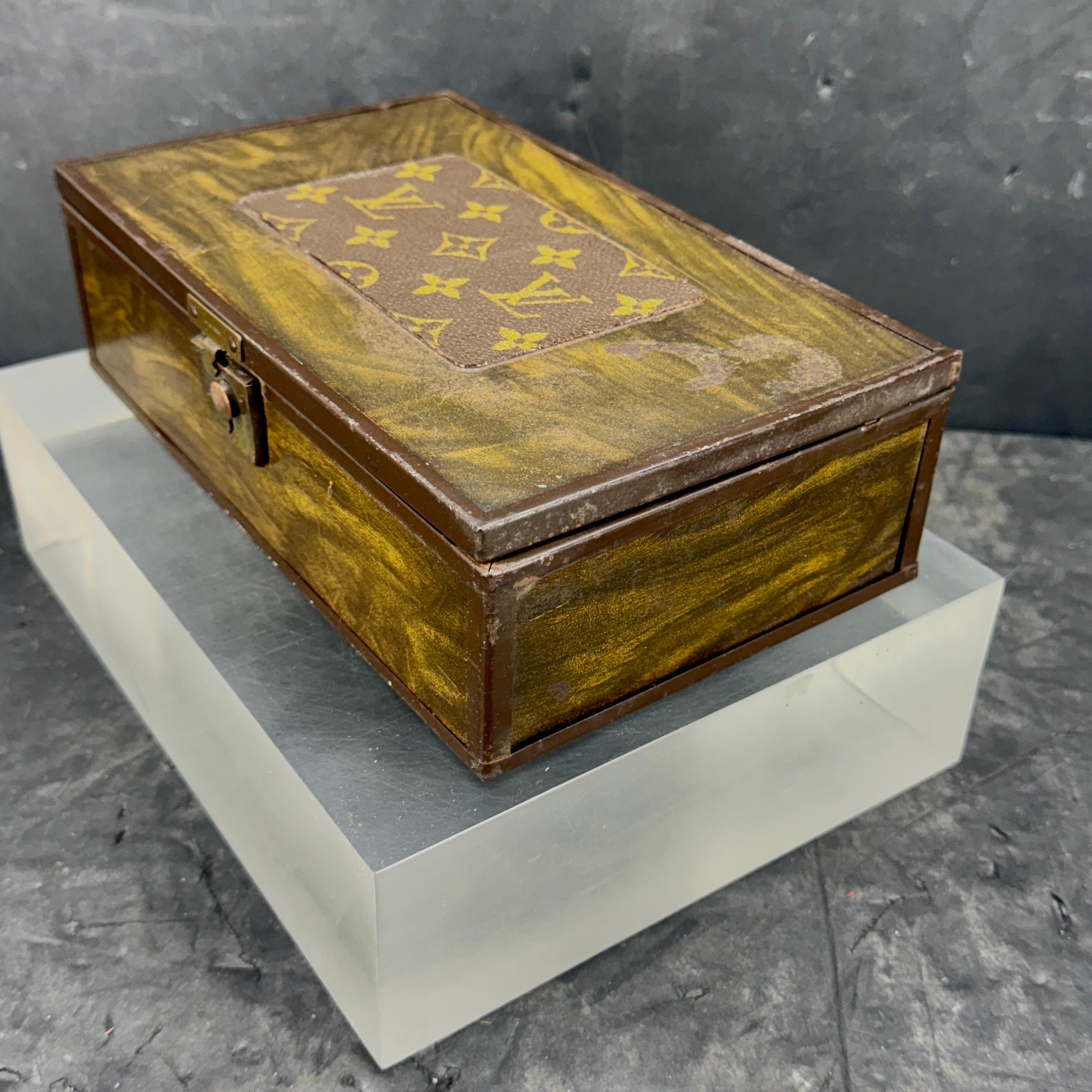 Boîte à bijoux en faux bois avec miroir et tissu Louis Vuitton en vente 4