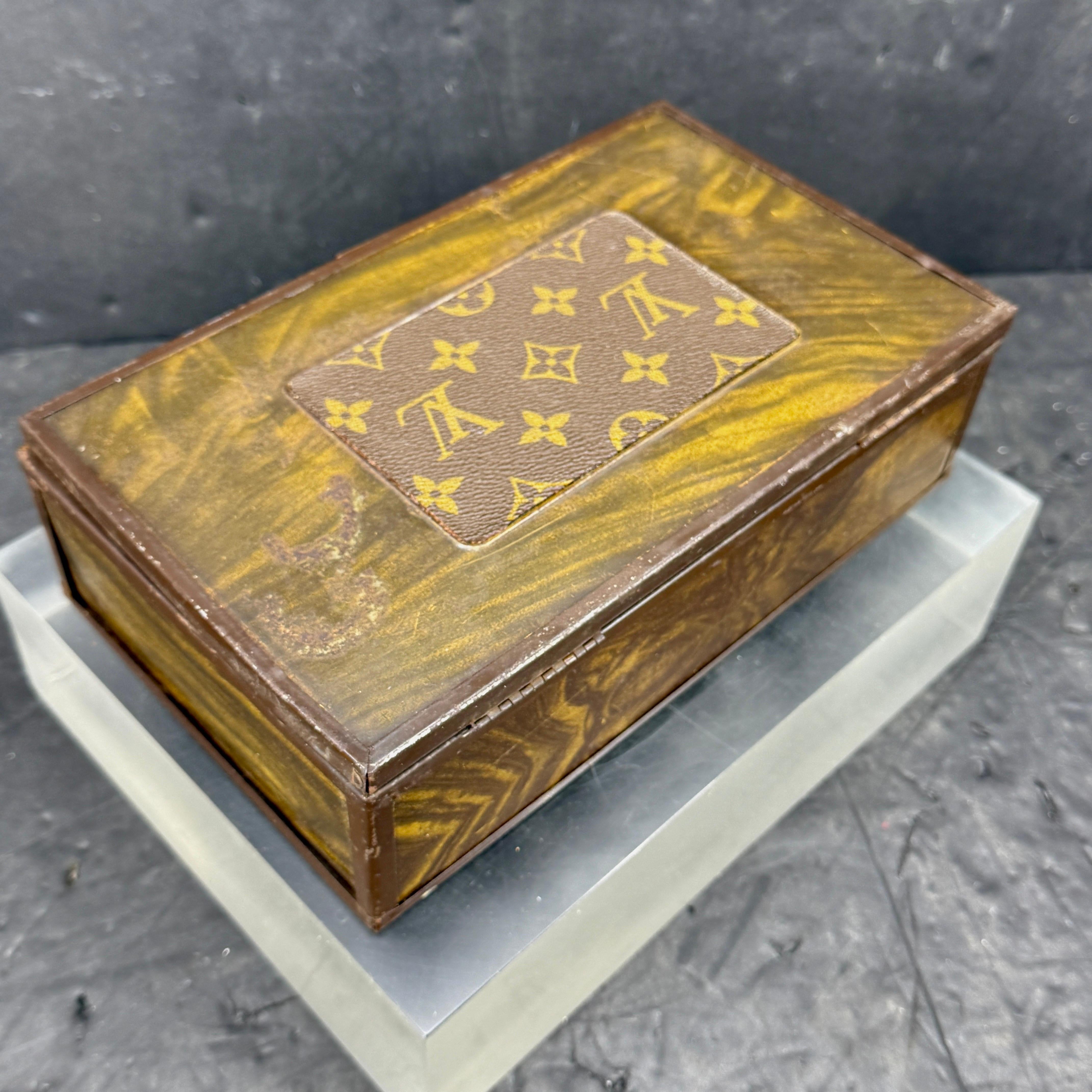 Boîte à bijoux en faux bois avec miroir et tissu Louis Vuitton en vente 5