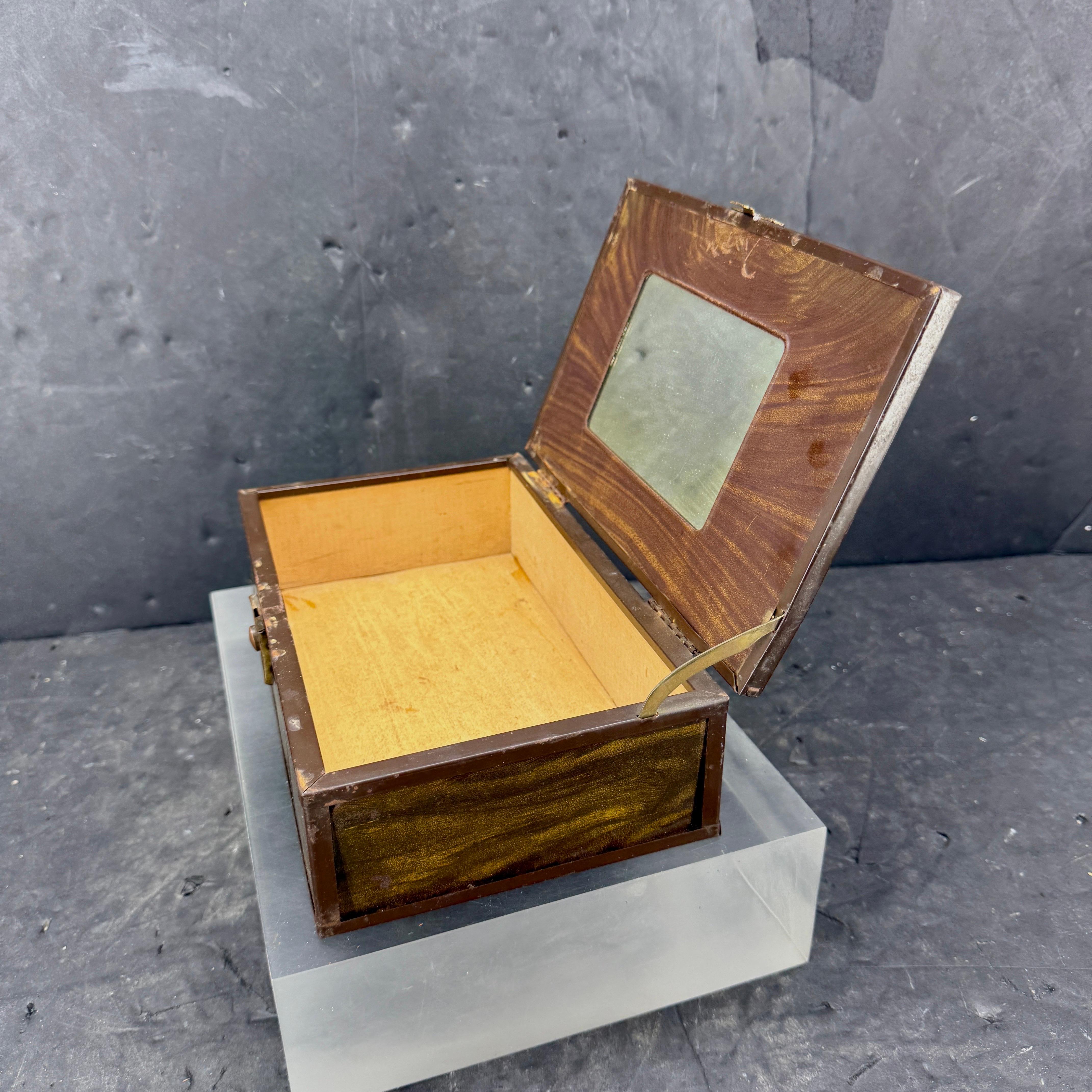 Boîte à bijoux en faux bois avec miroir et tissu Louis Vuitton en vente 6