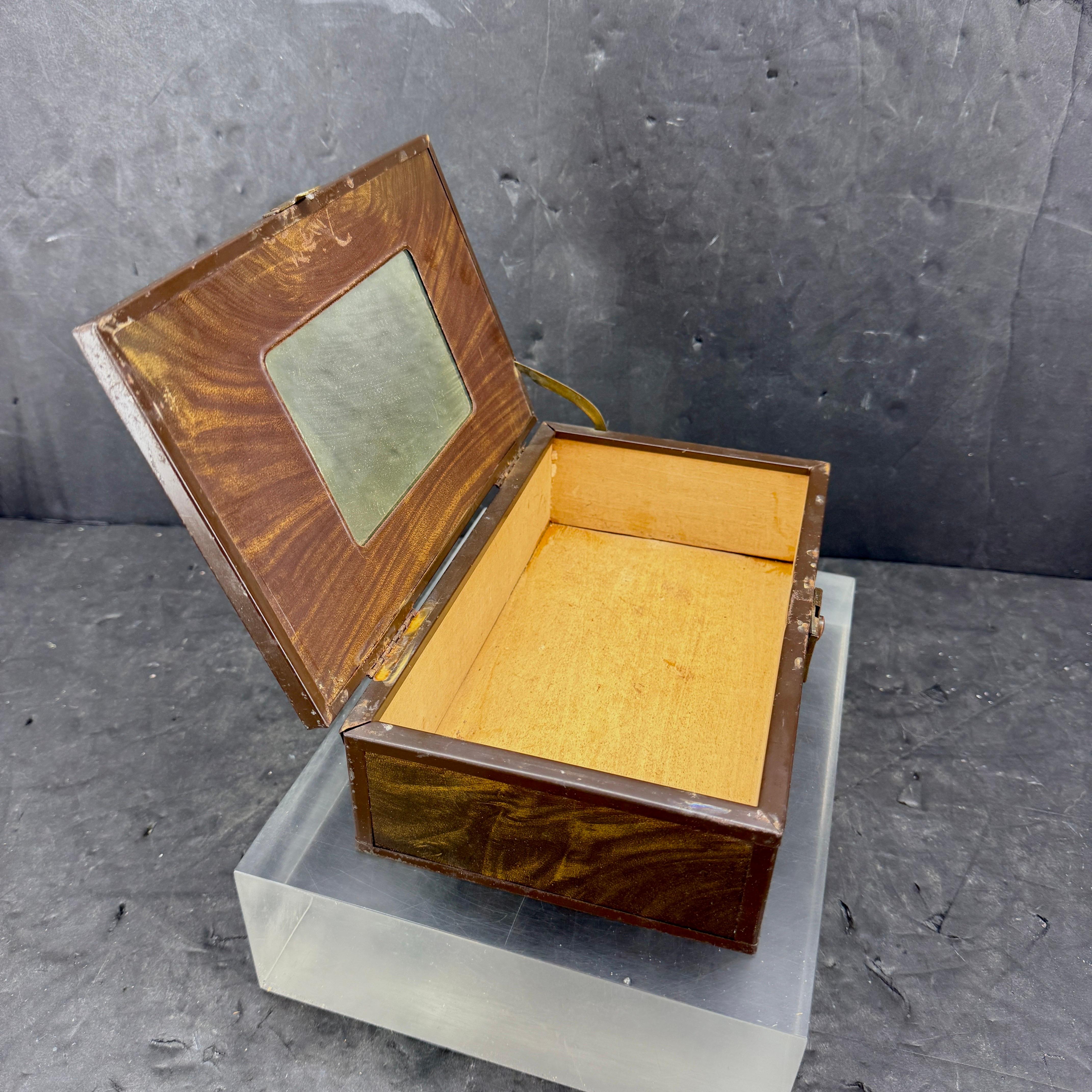 Boîte à bijoux en faux bois avec miroir et tissu Louis Vuitton en vente 7