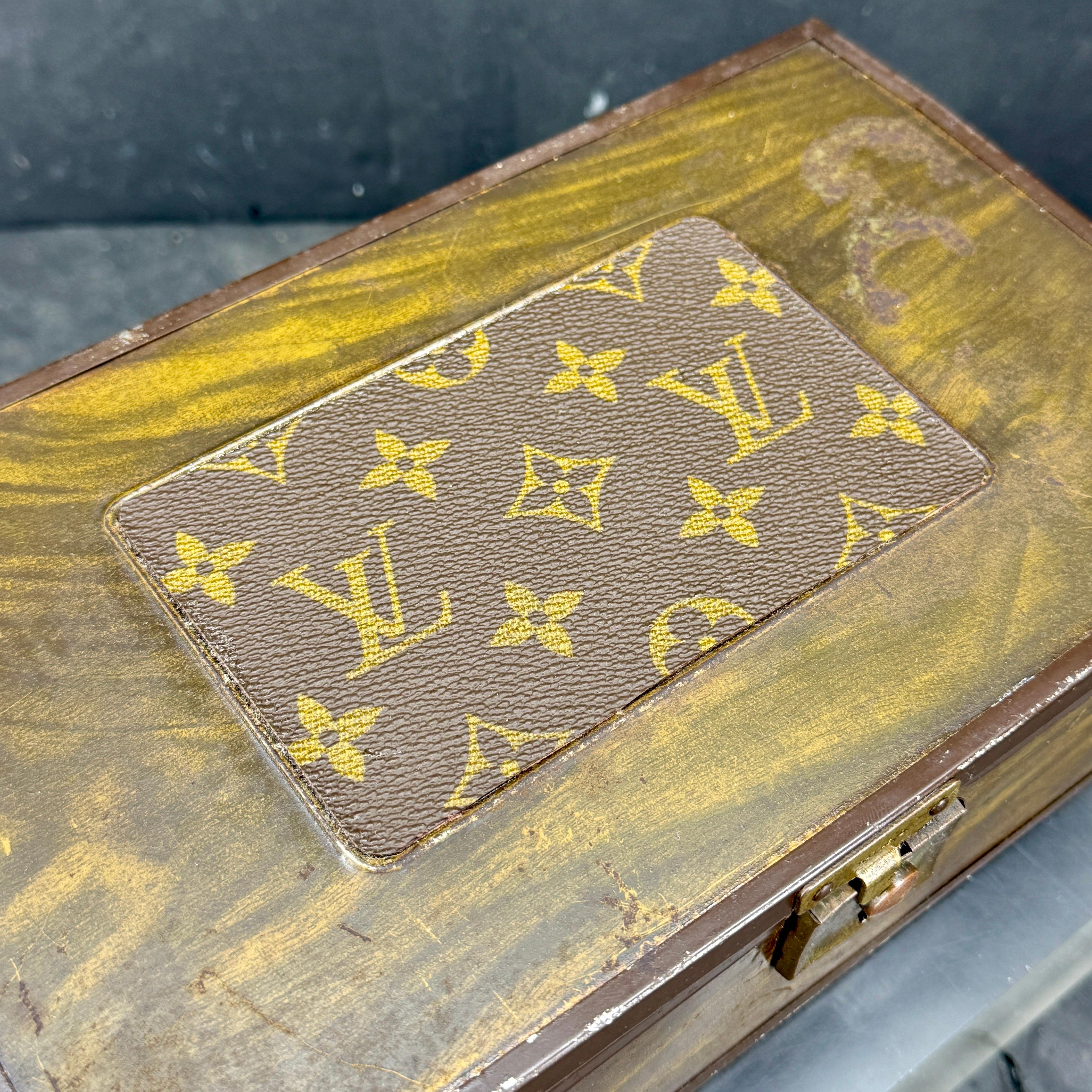 Boîte à bijoux en faux bois avec miroir et tissu Louis Vuitton en vente 8