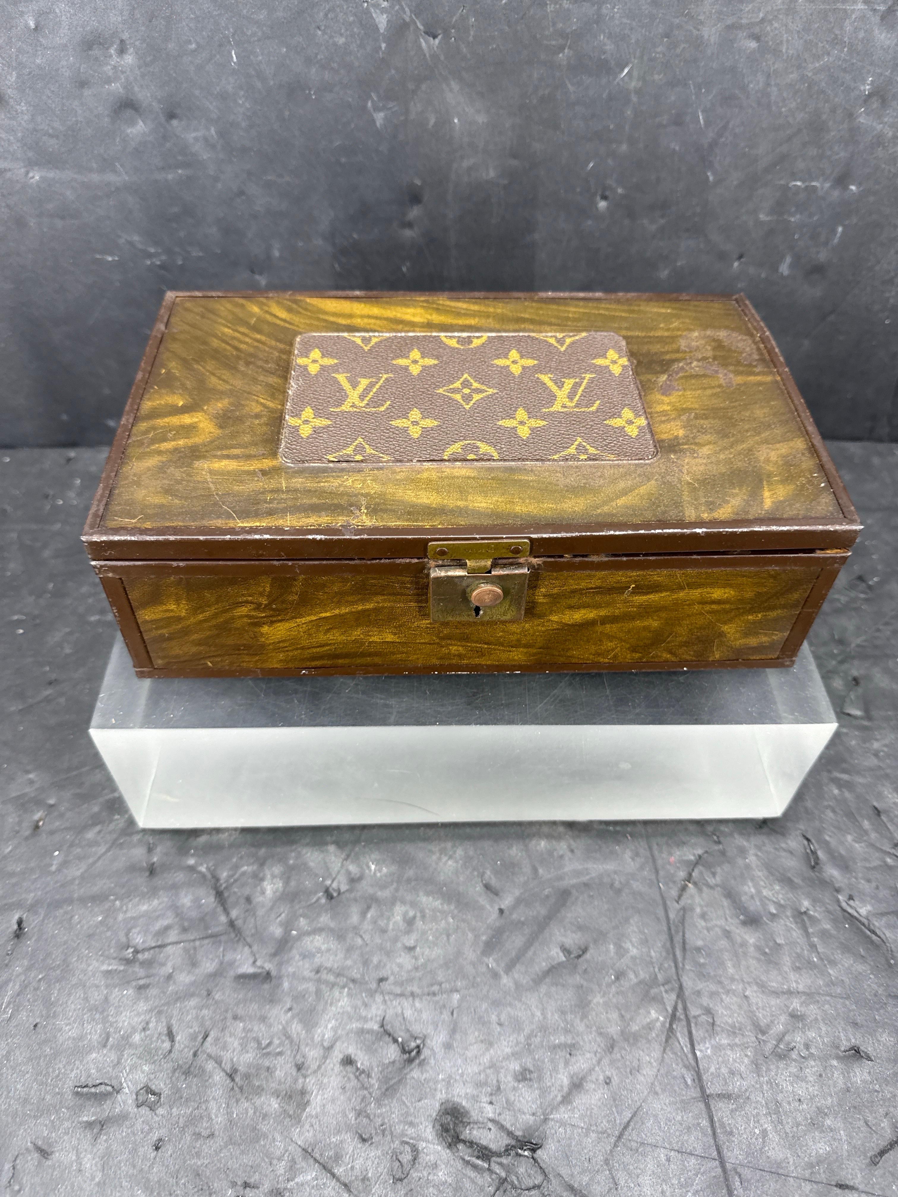 Boîte à bijoux en faux bois avec miroir et tissu Louis Vuitton en vente 9