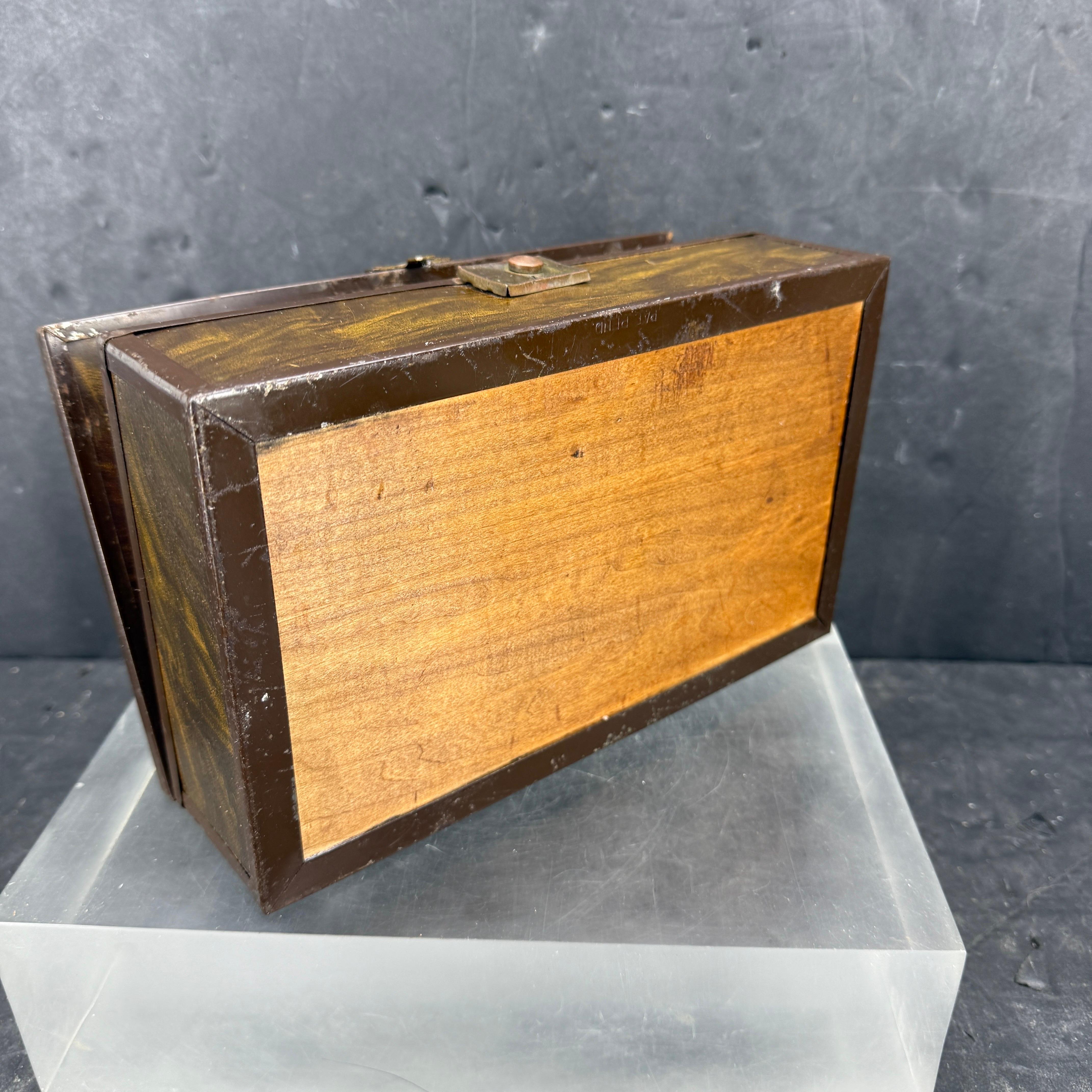 Boîte à bijoux en faux bois avec miroir et tissu Louis Vuitton en vente 10