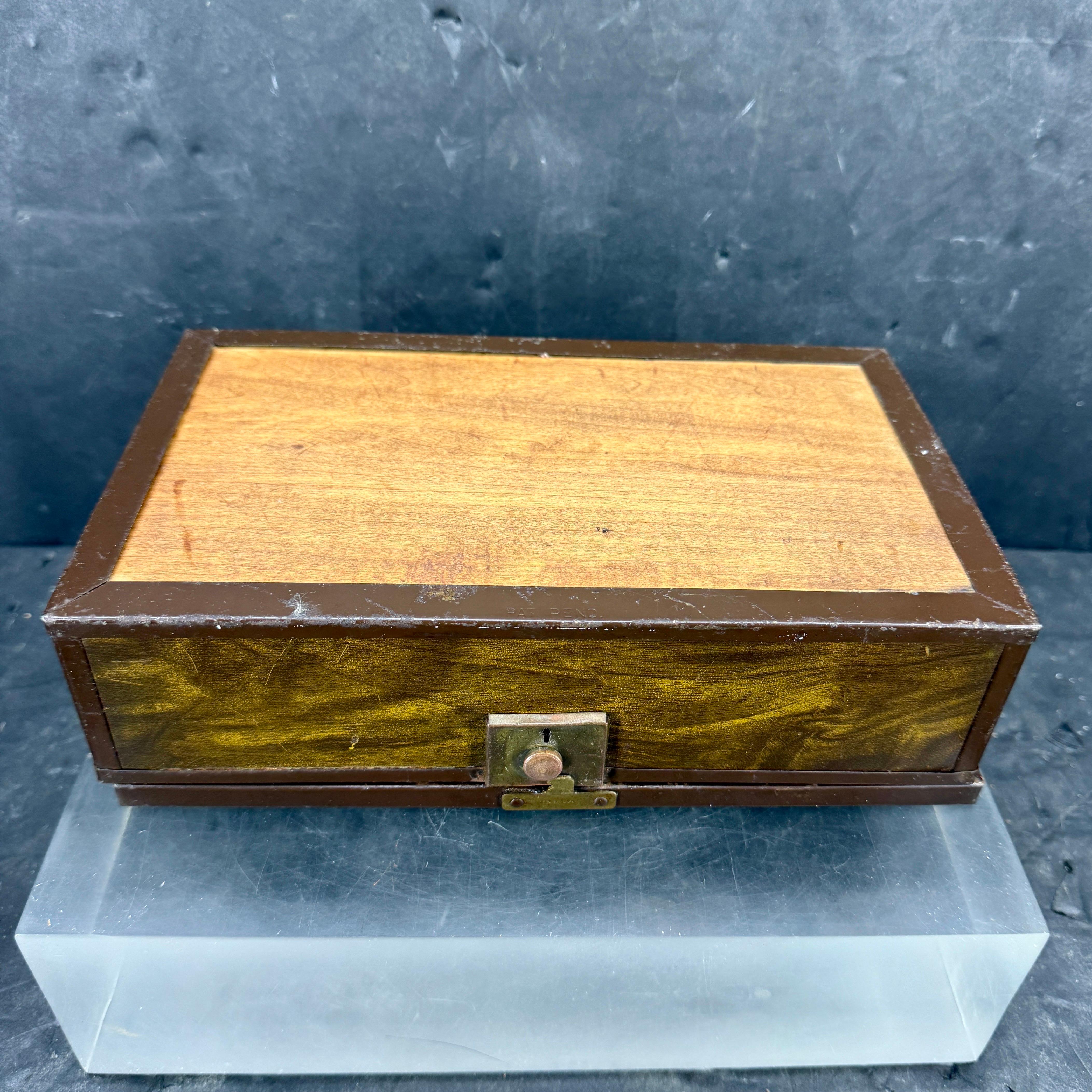 Boîte à bijoux en faux bois avec miroir et tissu Louis Vuitton en vente 11