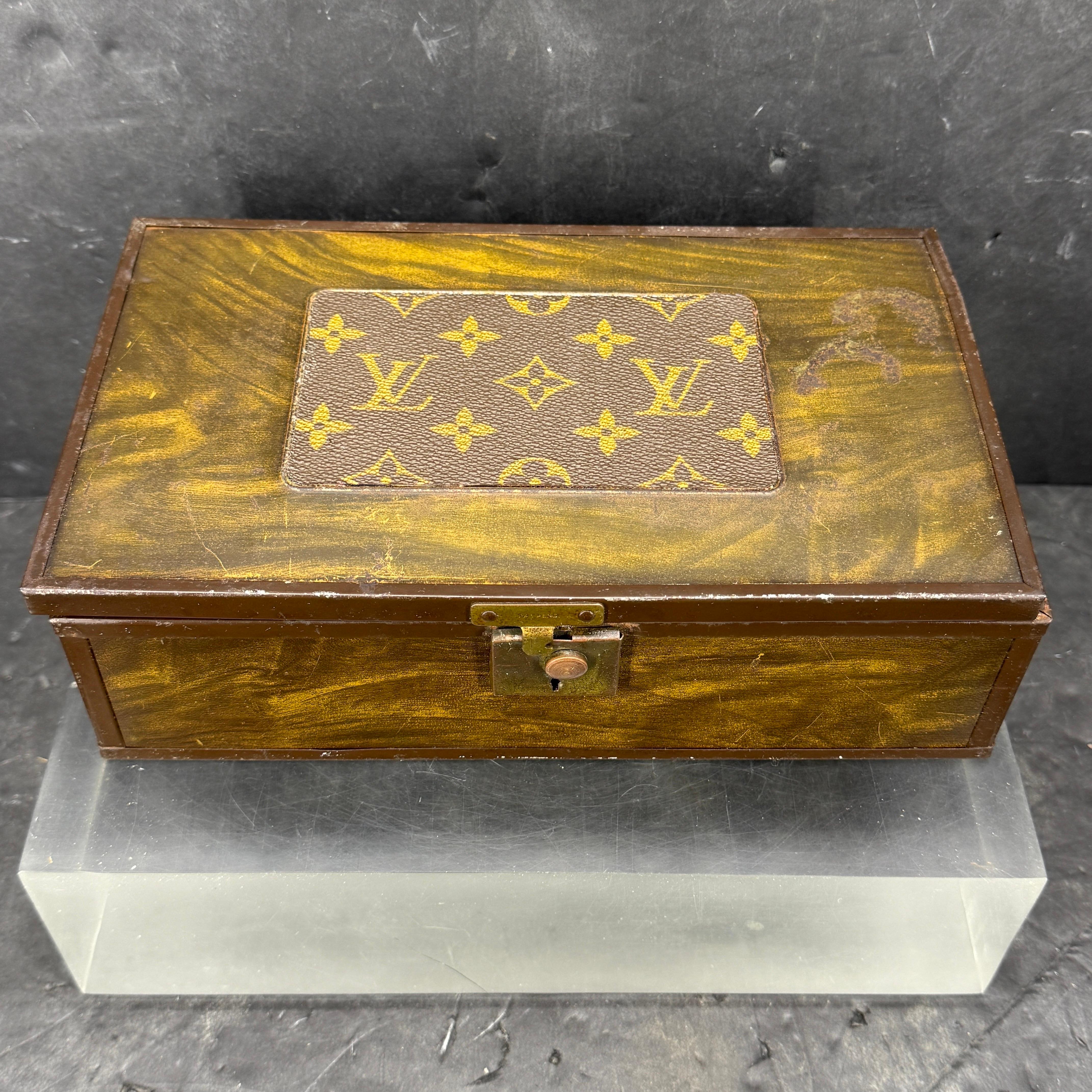 Européen Boîte à bijoux en faux bois avec miroir et tissu Louis Vuitton en vente