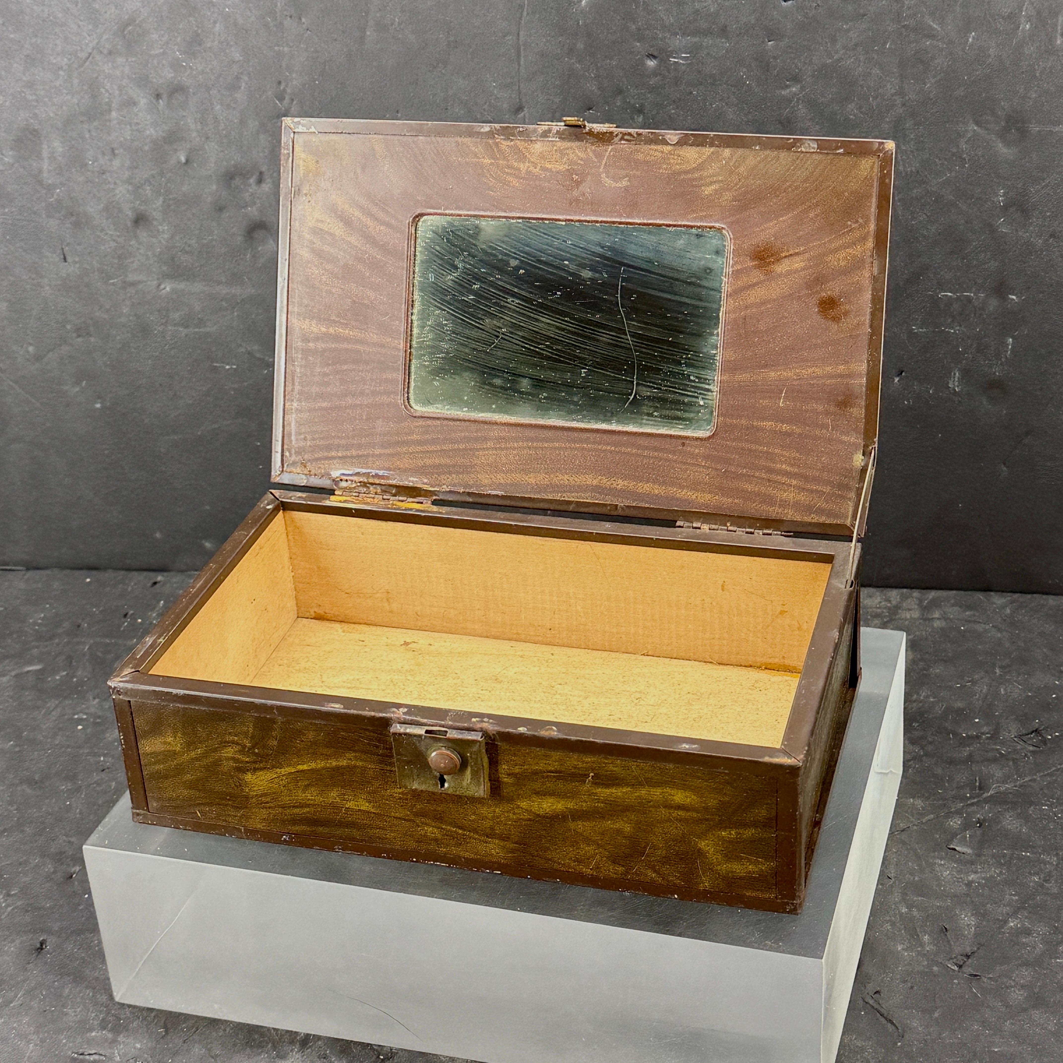 Boîte à bijoux en faux bois avec miroir et tissu Louis Vuitton Bon état - En vente à Haddonfield, NJ