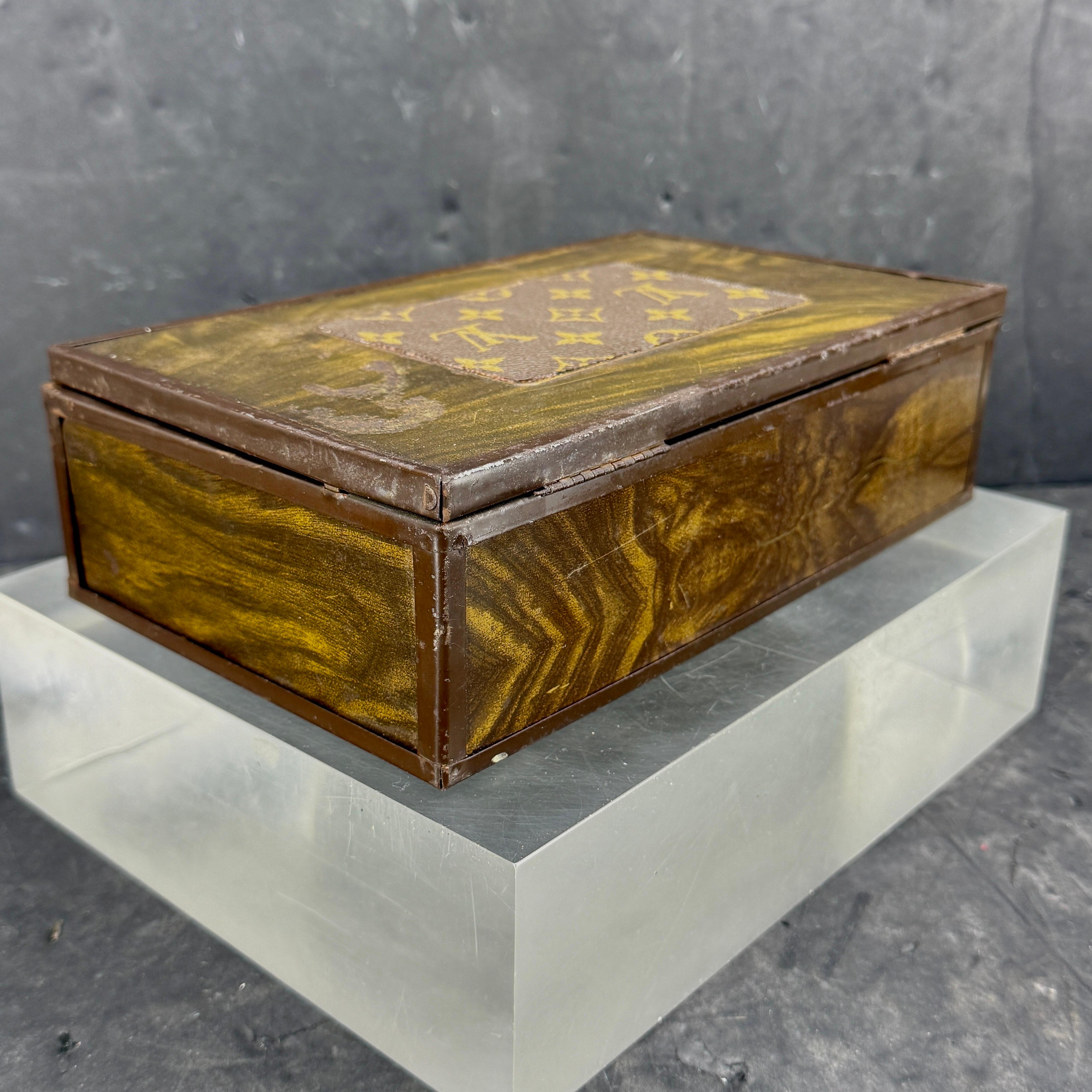 20ième siècle Boîte à bijoux en faux bois avec miroir et tissu Louis Vuitton en vente