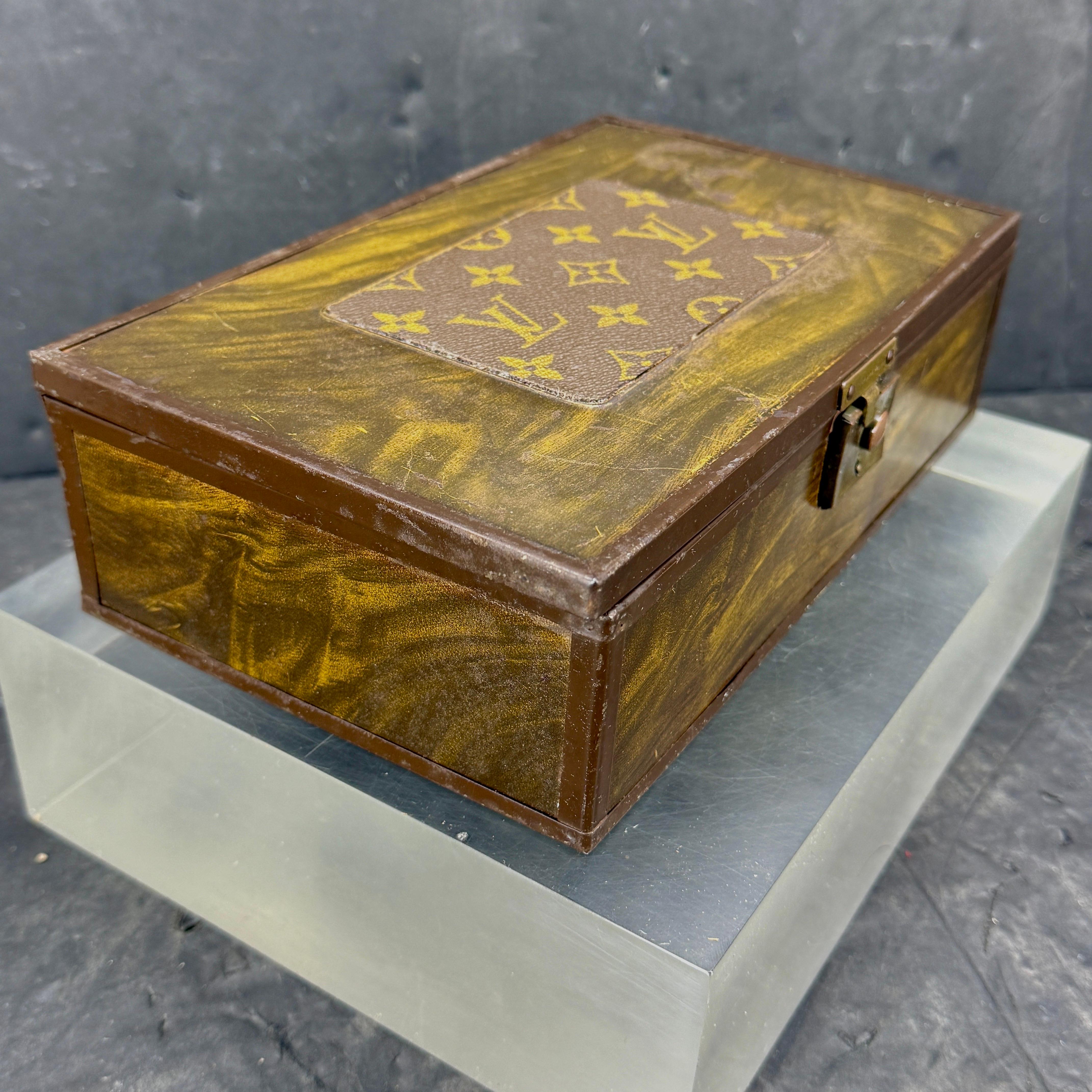 Miroir Boîte à bijoux en faux bois avec miroir et tissu Louis Vuitton en vente