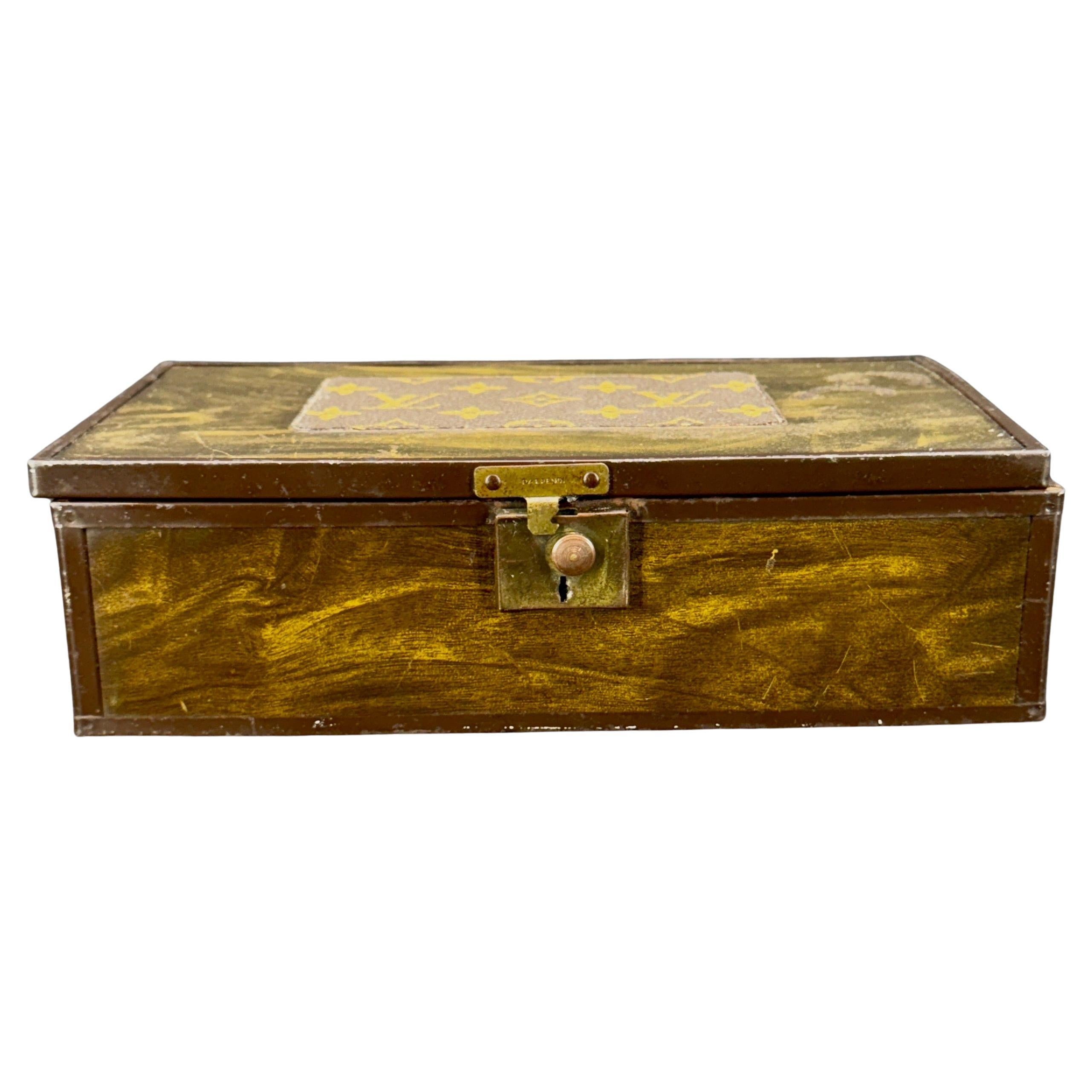 Boîte à bijoux en faux bois avec miroir et tissu Louis Vuitton en vente 1