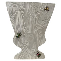 Vase silhouette en faux bois avec insectes sculptés et peints à la main