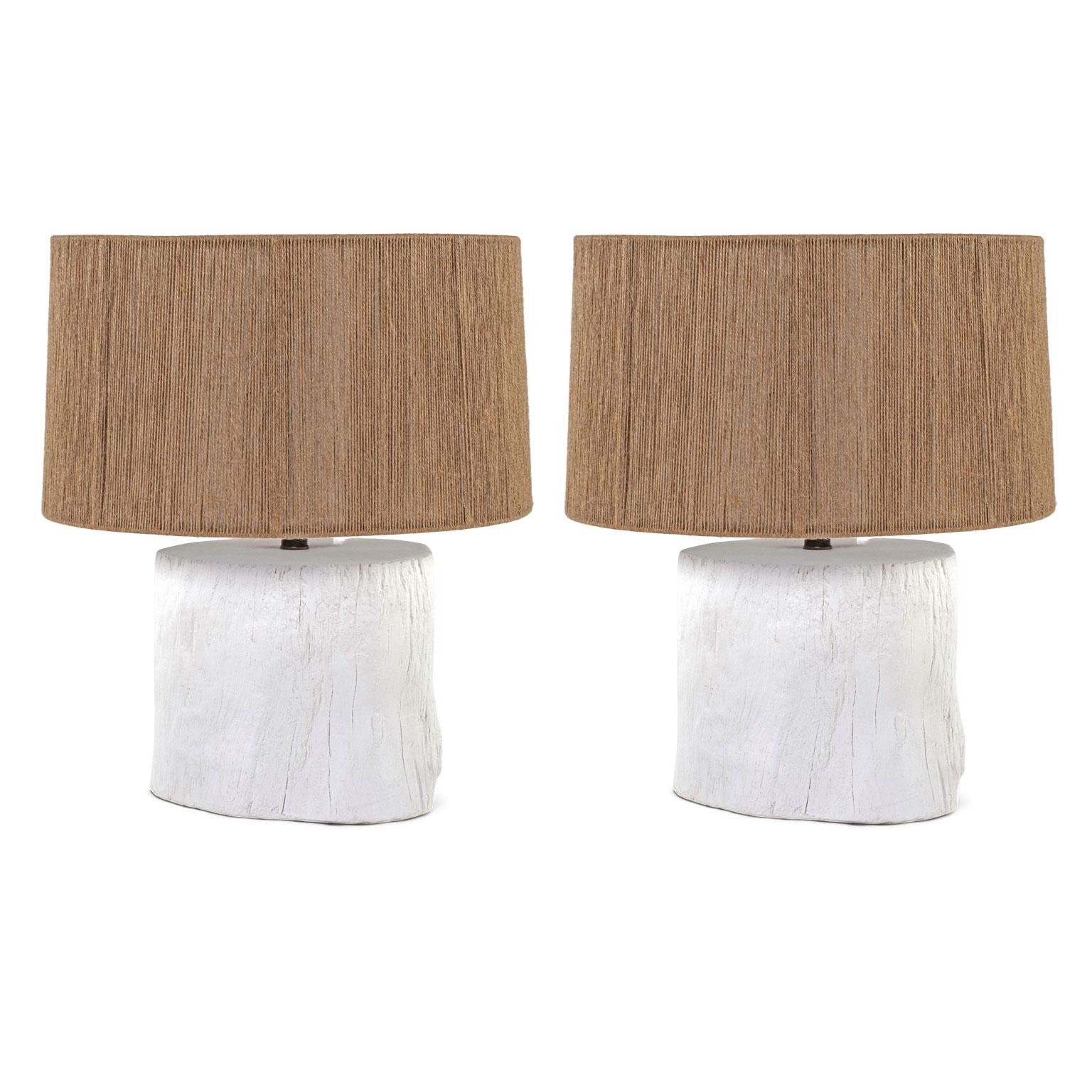 Lampe en plâtre blanc Faux bois 'Tree Stump', par Liz Marsh. Lampe en plâtre blanc de style faux bois, fabriquée par un artiste, câblée pour être utilisée aux États-Unis avec des pièces approuvées par UL. Convient aux ampoules de taille moyenne.