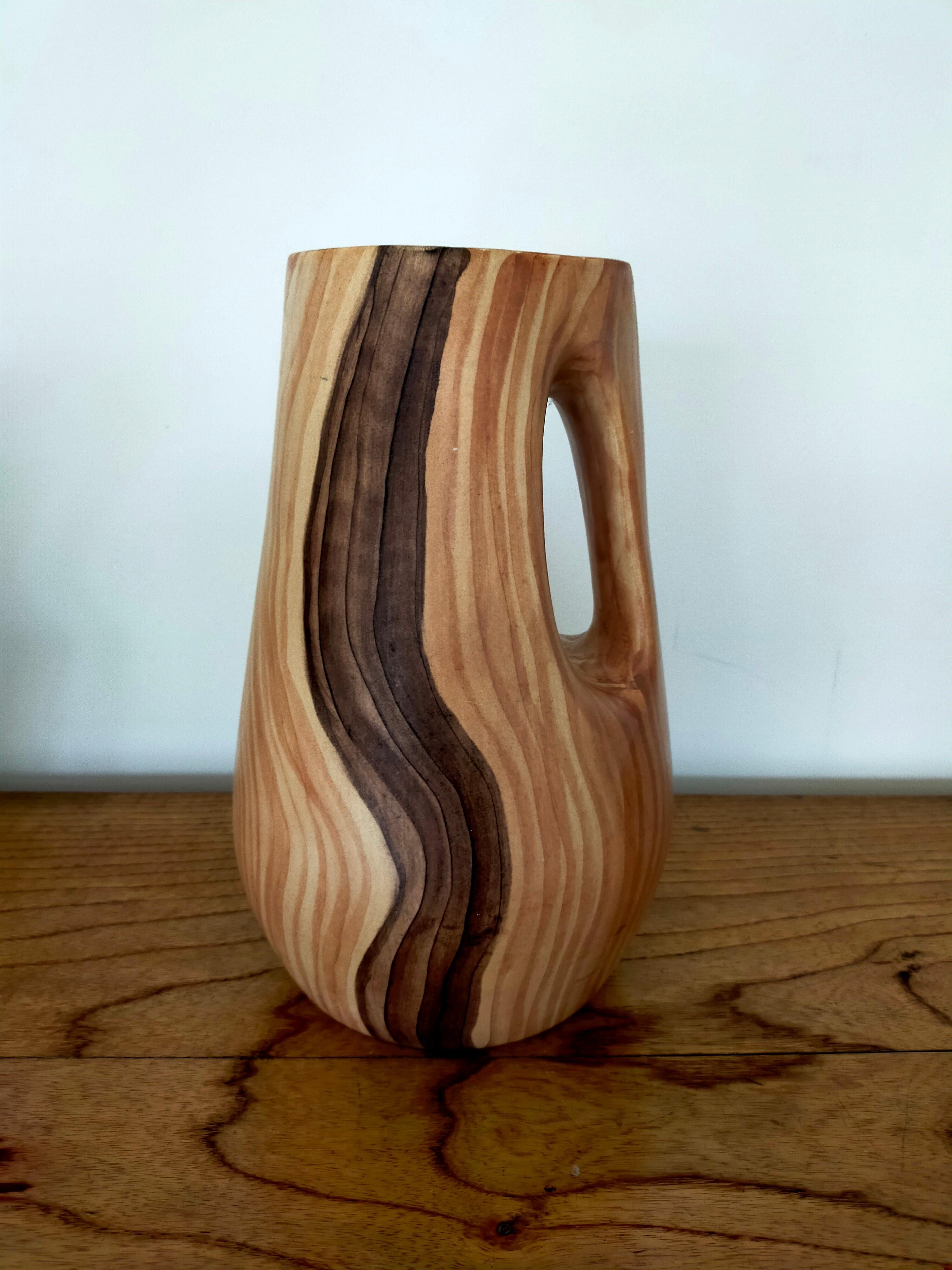 Vase in faux-bois by Grandjean Jourdan in Vallauris.
Vase with handle, typical of the work of the 50s, 60s.
Great quality, 25 cm high