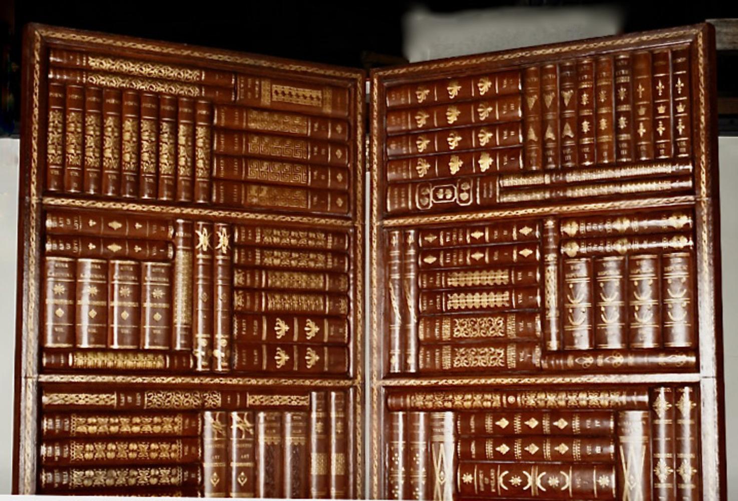 Il s'agit d'un superbe paravent en faux livre de la fin du 20e siècle, magnifiquement réalisé en cuir recouvert de bois. Les faux dos sont des œuvres d'art et le verso est également magnifiquement revêtu de simples panneaux à champs. Les paravents