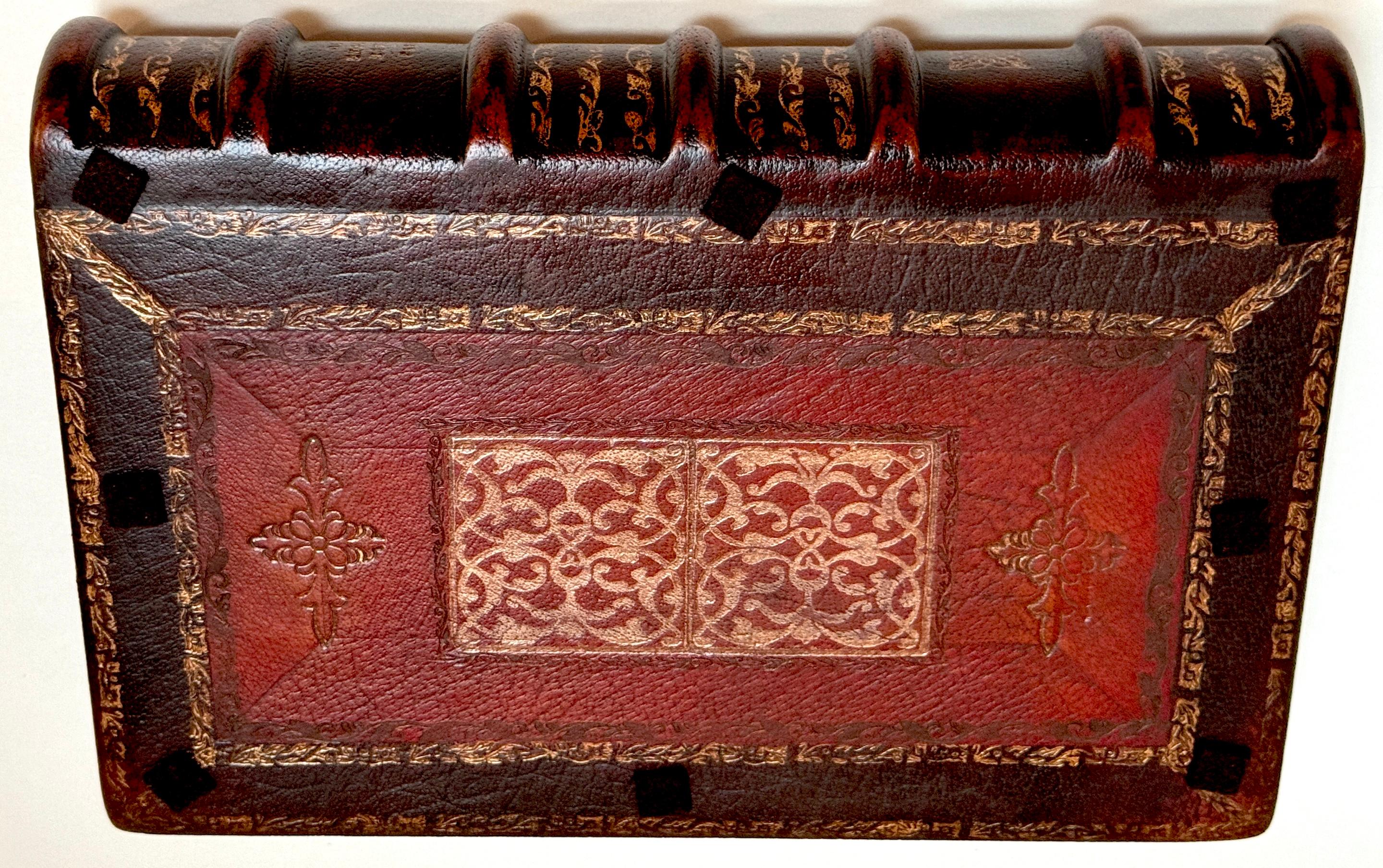 Libro de imitación / Tomo Caja de mesa de cuero dorado y bronce 'Old English Homes en venta 6