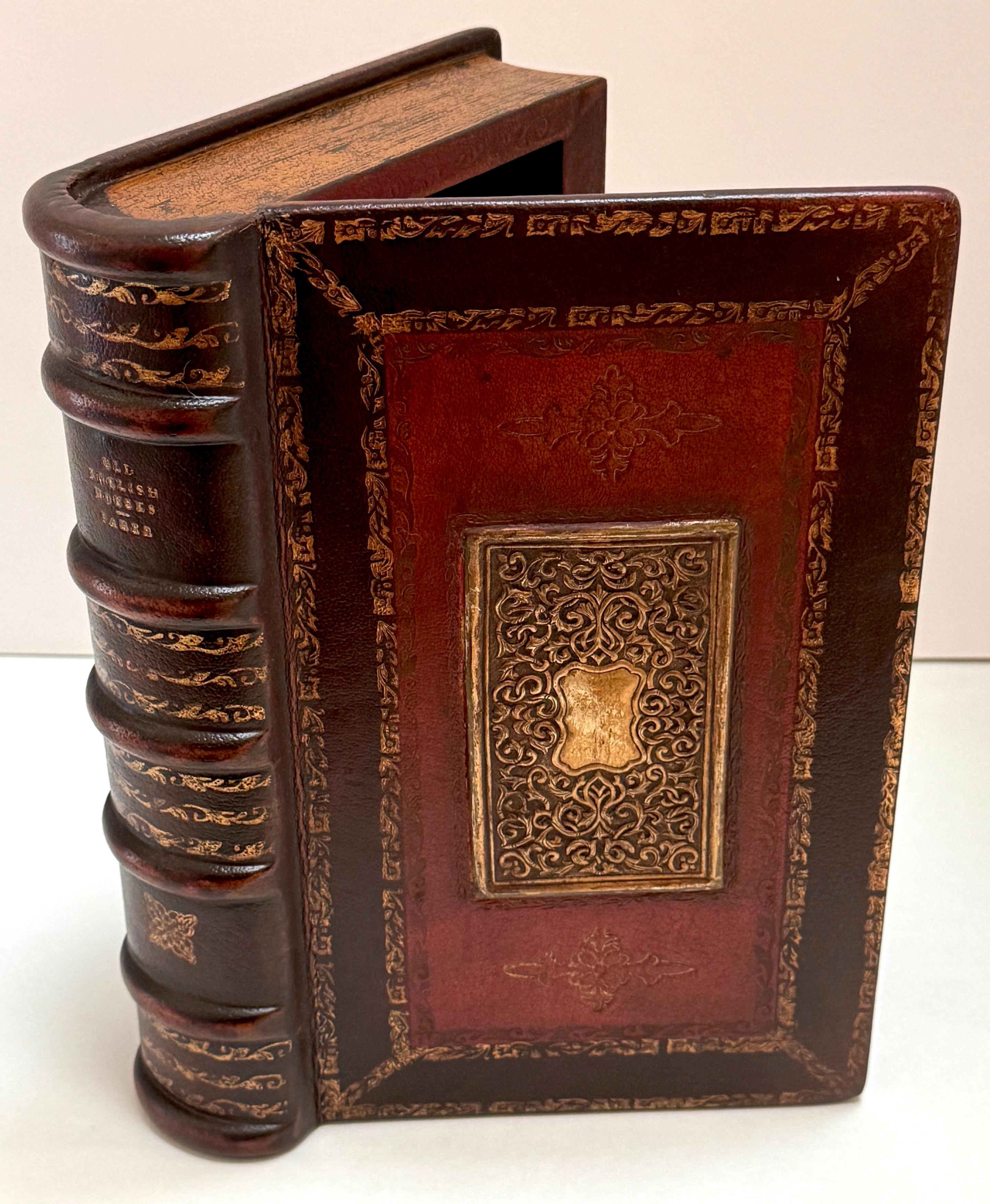 Libro de imitación / Tomo Caja de mesa de cuero dorado y bronce 'Old English Homes 

Esta exquisita caja falsa para libros o tomos es una extraordinaria pieza de arte decorativo, que combina una meticulosa artesanía con un toque de misterio. Mide