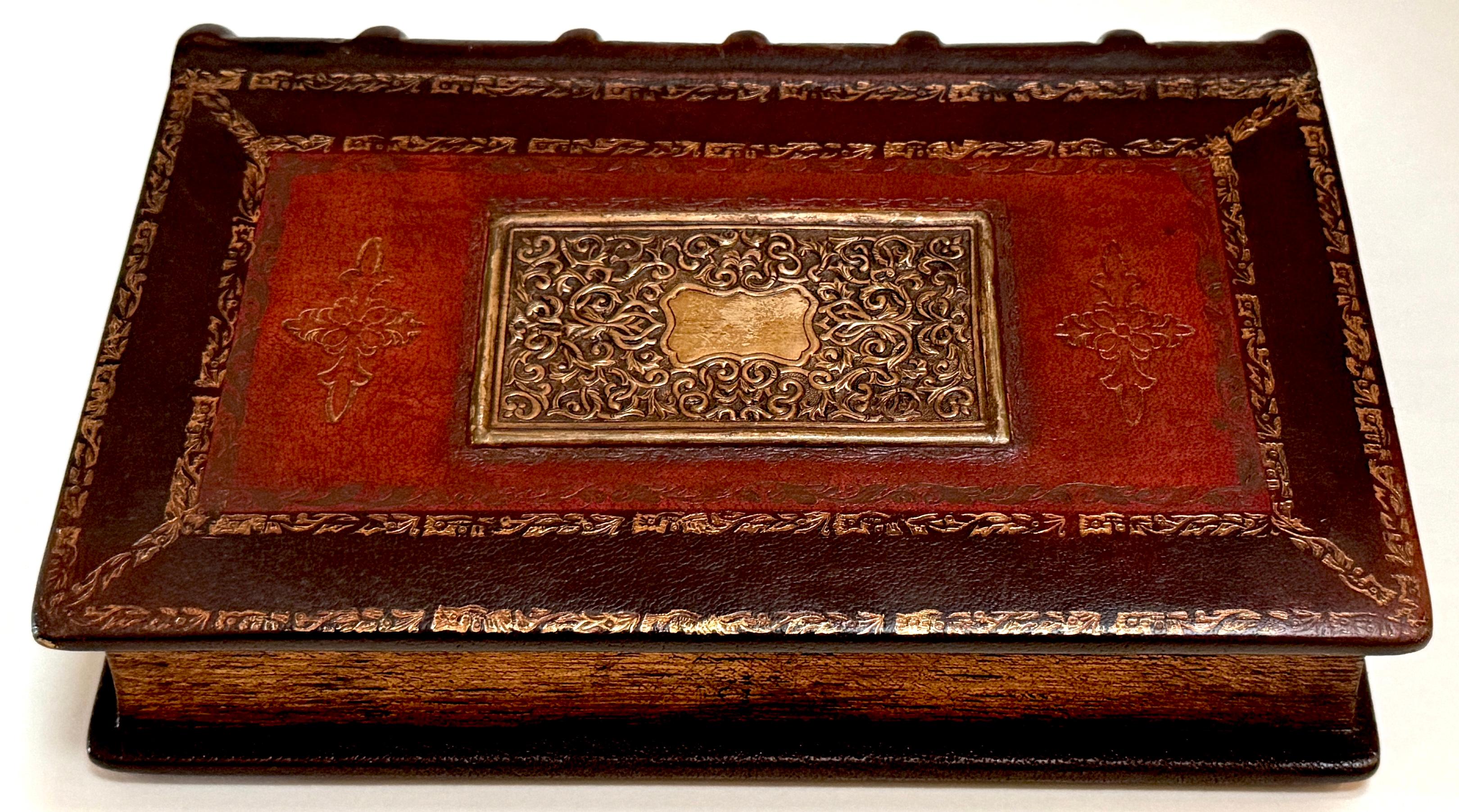 Libro de imitación / Tomo Caja de mesa de cuero dorado y bronce 'Old English Homes siglo XX en venta