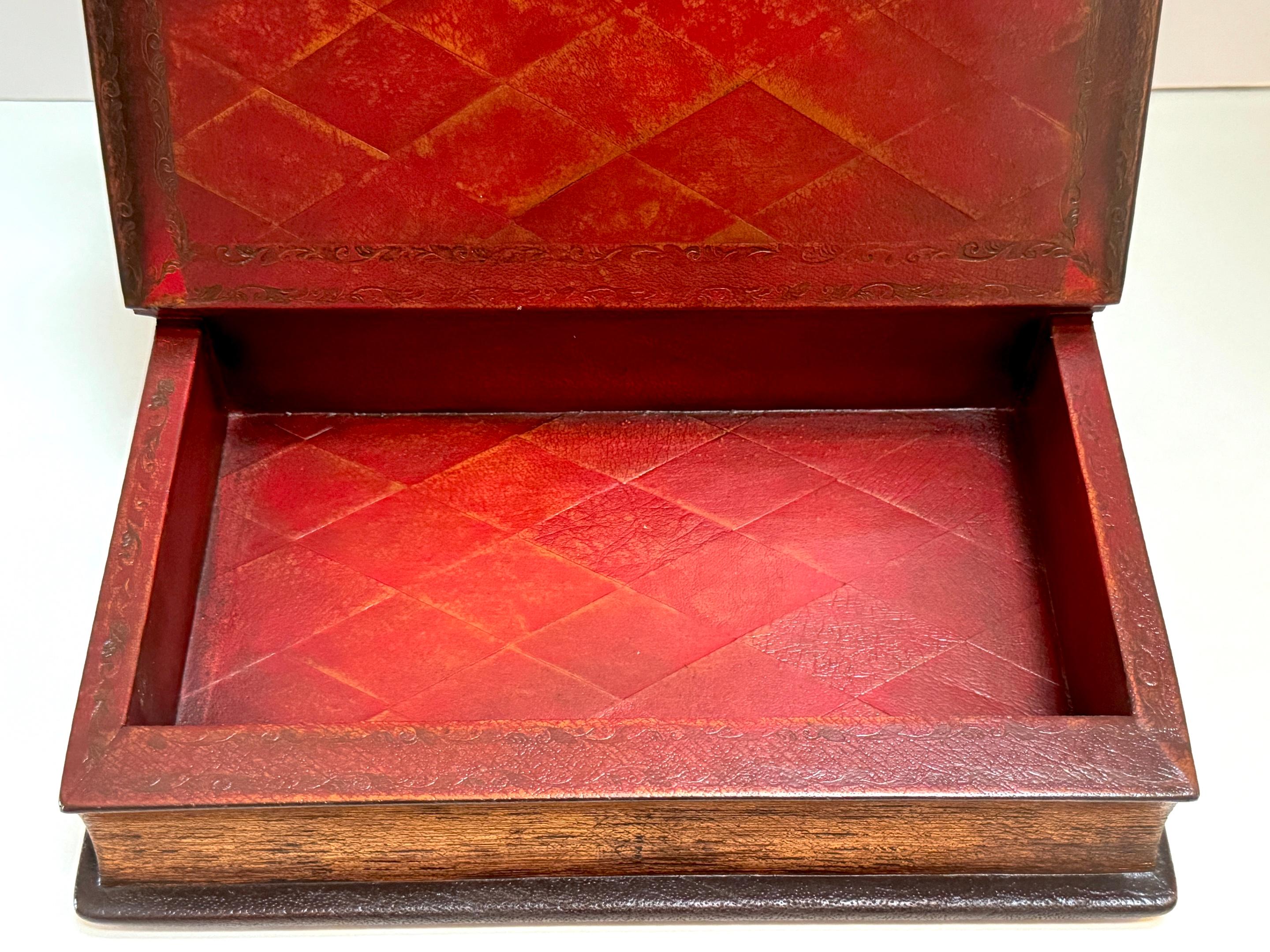 Libro de imitación / Tomo Caja de mesa de cuero dorado y bronce 'Old English Homes Bronce en venta