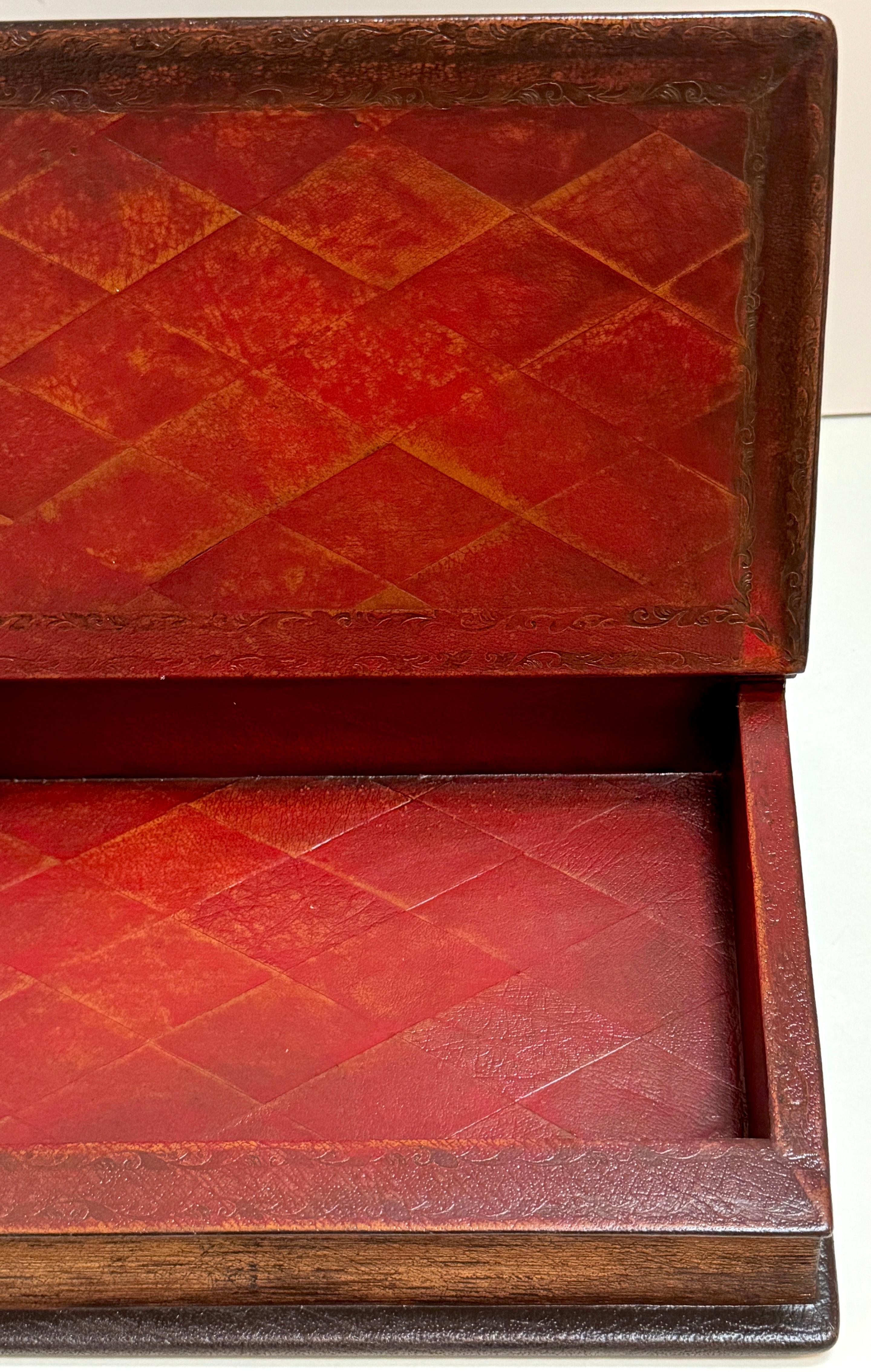 Libro de imitación / Tomo Caja de mesa de cuero dorado y bronce 'Old English Homes en venta 1