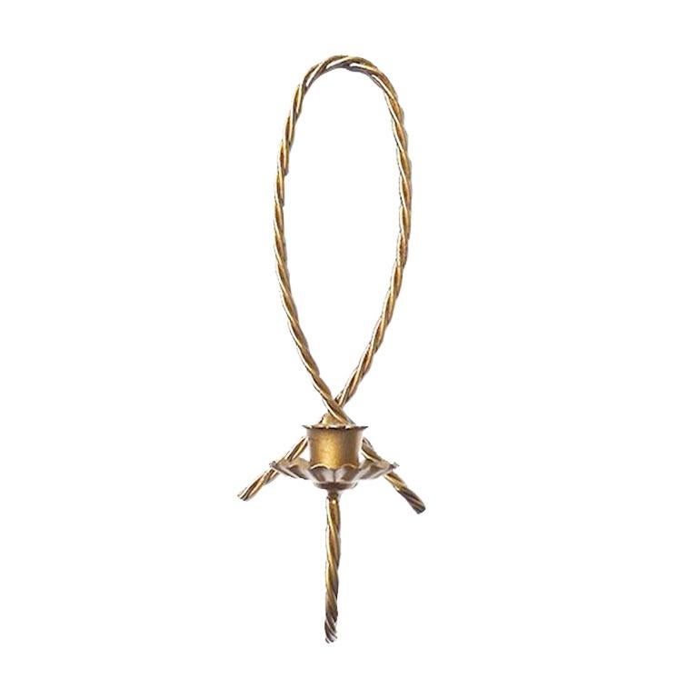 Ein Satz von drei goldenen Metall-Wandleuchtern. Der Kerzenhalter ist mit einer falsch geflochtenen Metallrückwand versehen. An einem geflochtenen Stück Goldmetall befestigt und geschwungen, das sich zu einer floralen, wellenförmigen Kerzenkanne