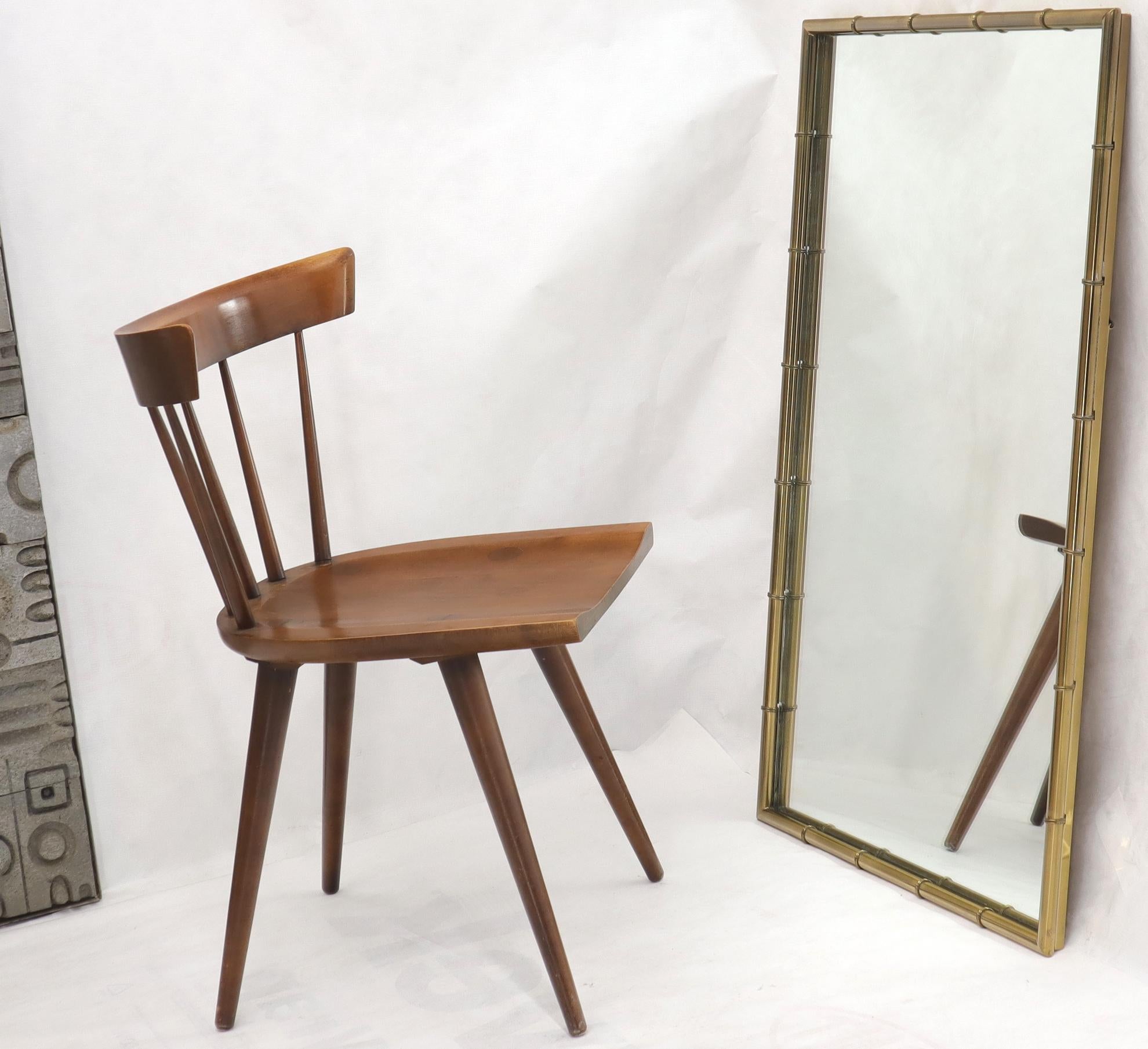 Miroir rectangulaire en bambou, en laiton, de style moderne du milieu du siècle. Attribué à Mastercraft. Une qualité étonnante et un artisanat d'atelier.