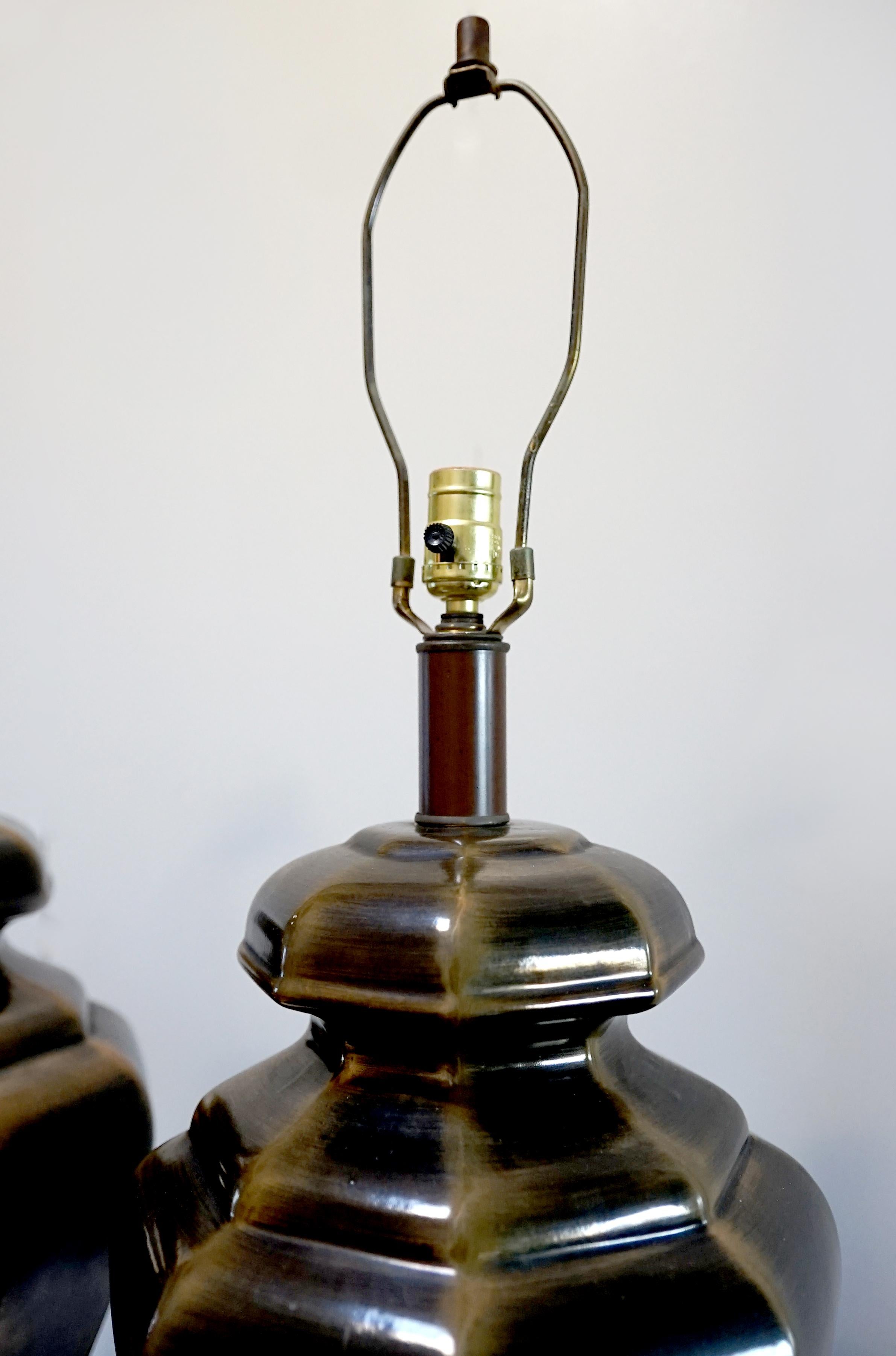 20ième siècle Lampes de table monumentales octogonales en fausse céramique de laiton en vente