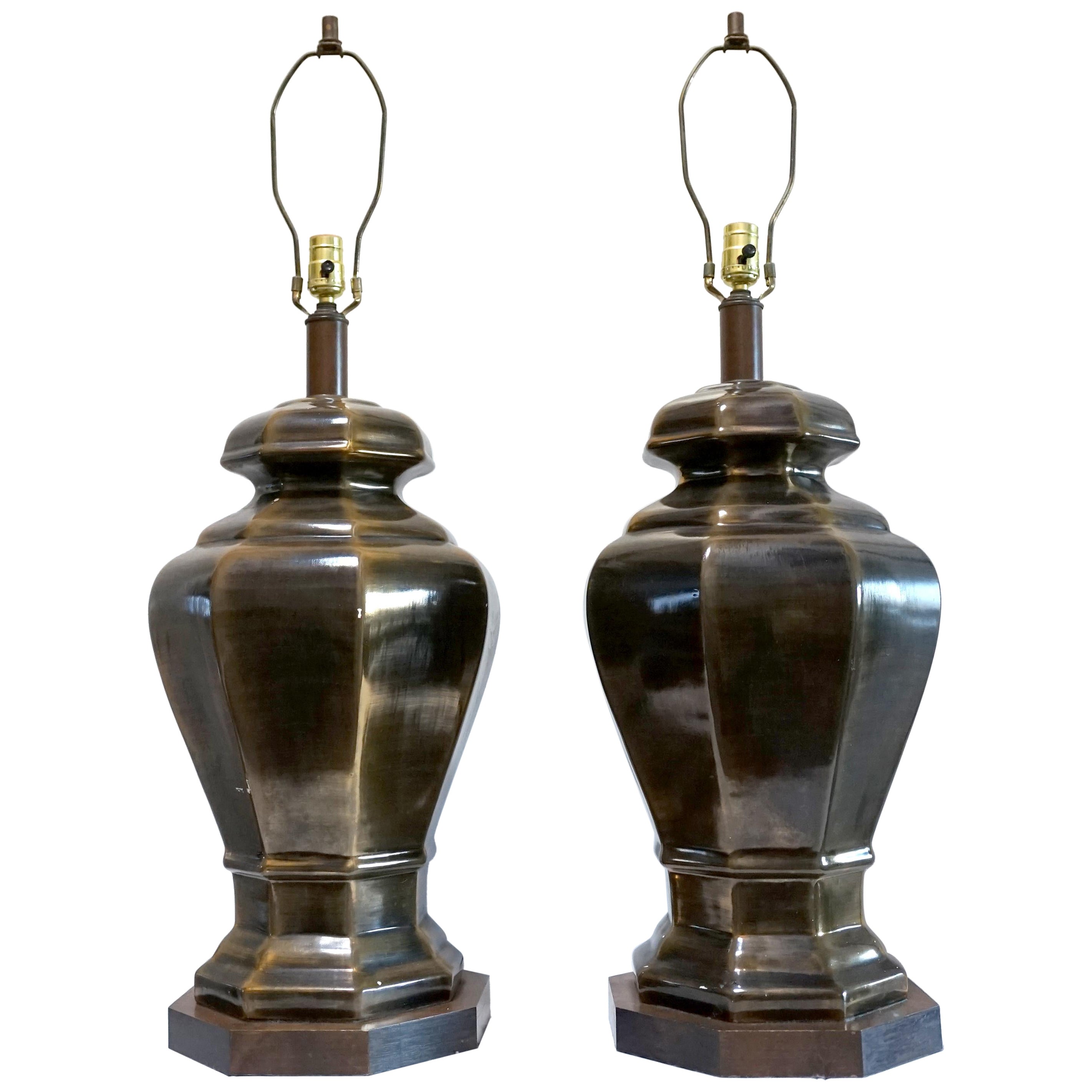Lámparas de mesa octogonales monumentales de cerámica imitación latón en venta