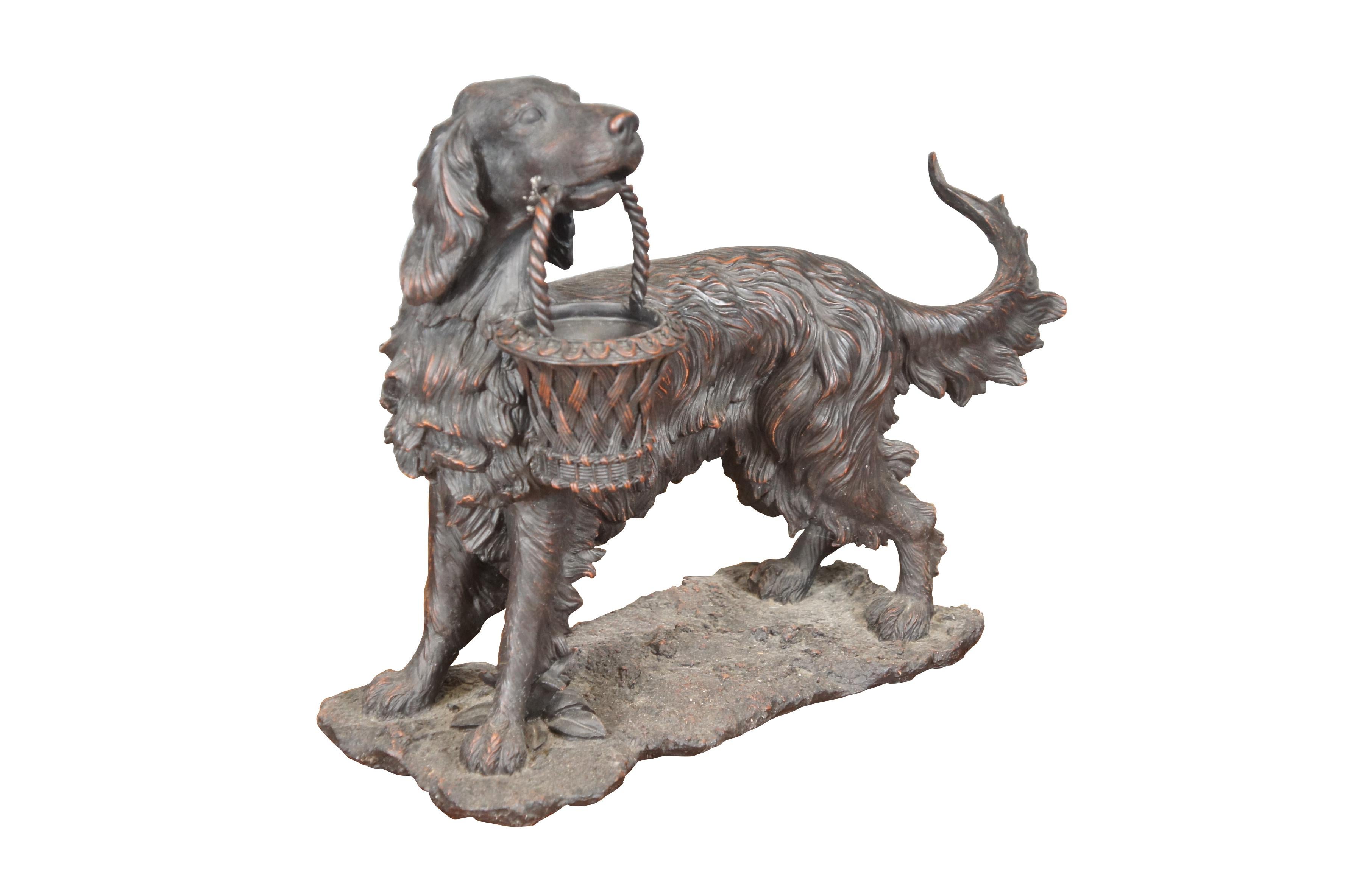 Figurine / sculpture vintage en faux bronze de la fin du 20e siècle en forme de Setter irlandais / anglais tenant un panier décoratif dans sa bouche. Par Expo Inc. Figurine en composite / résine avec un fini brun rougeâtre. 

Dimensions :
18