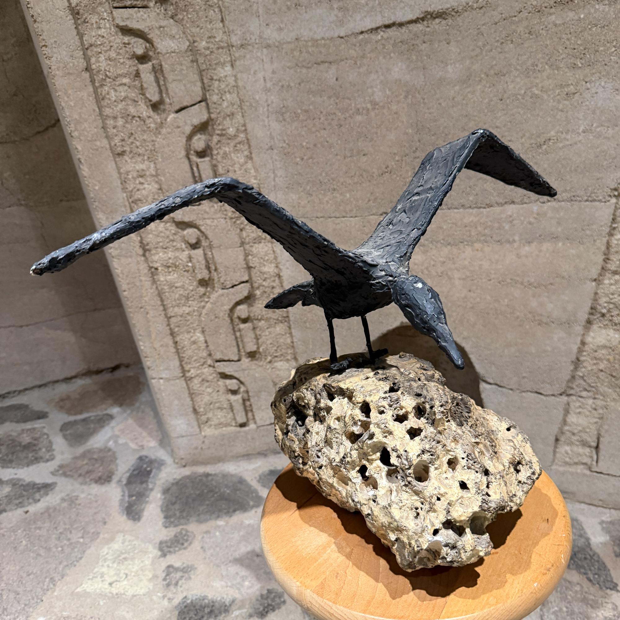 Scultura di gabbiano in bronzo finto su roccia vulcanica firmata Barnes 73 in vendita 2