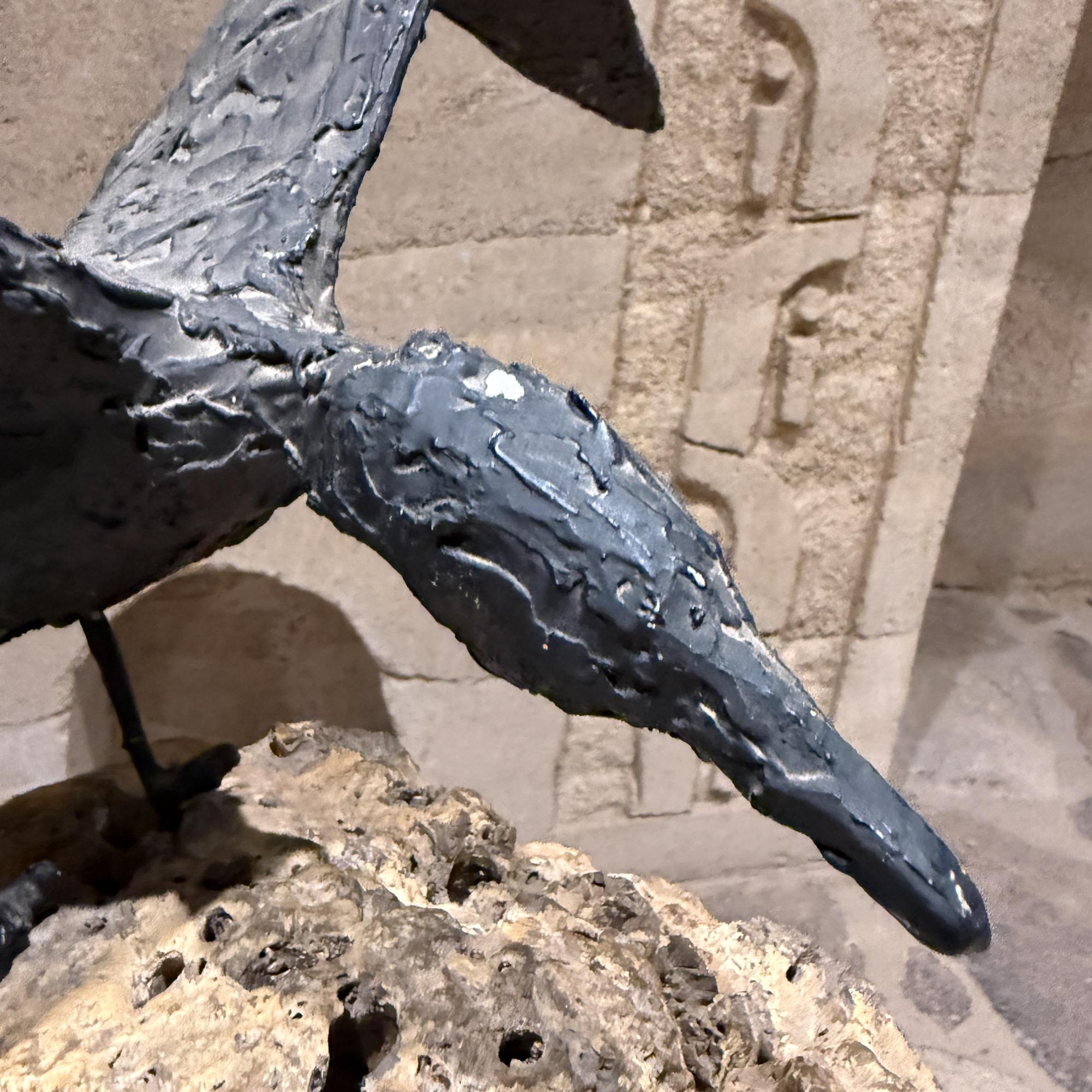 Scultura di gabbiano in bronzo finto su roccia vulcanica firmata Barnes 73 in vendita 3