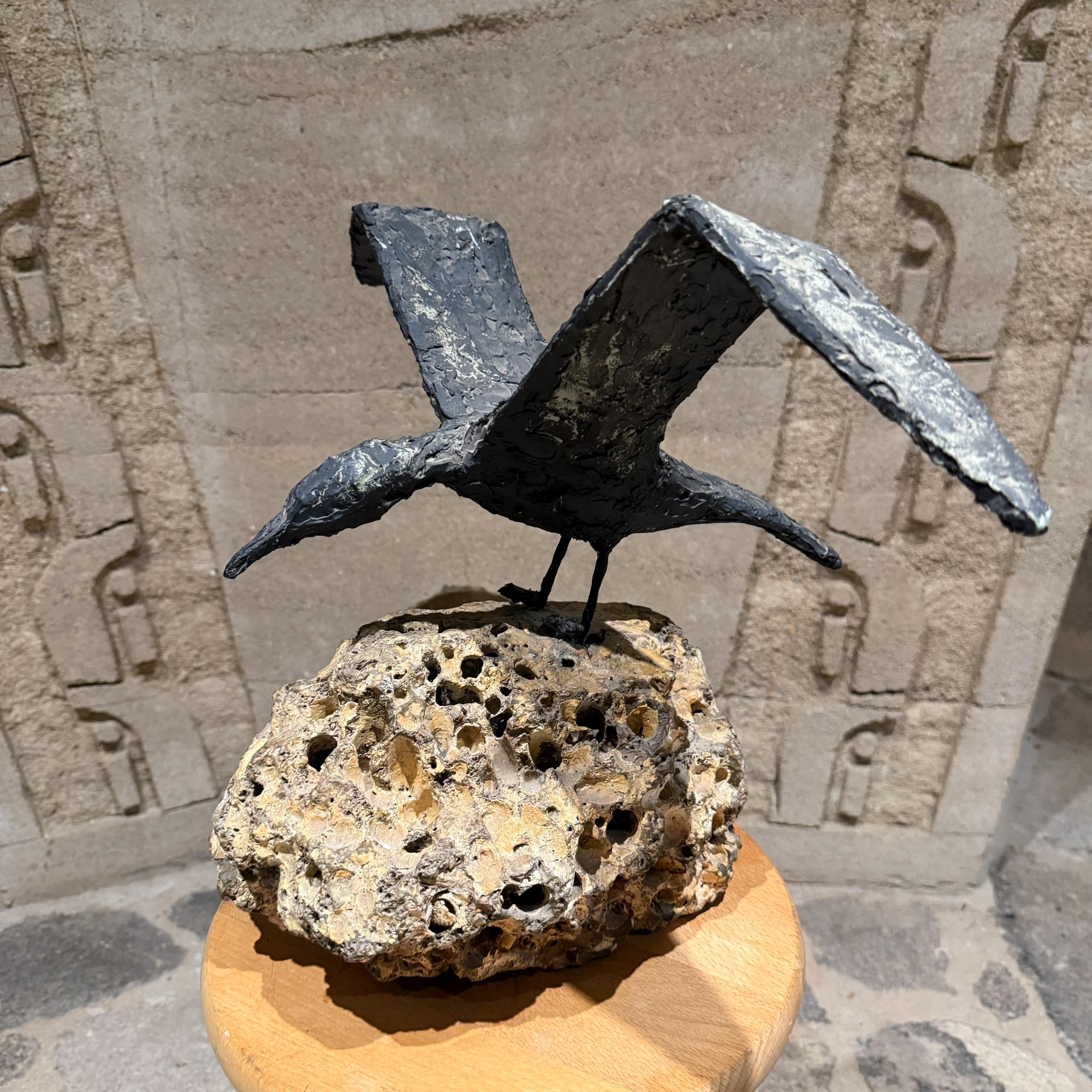 Mid-Century moderno Scultura di gabbiano in bronzo finto su roccia vulcanica firmata Barnes 73 in vendita