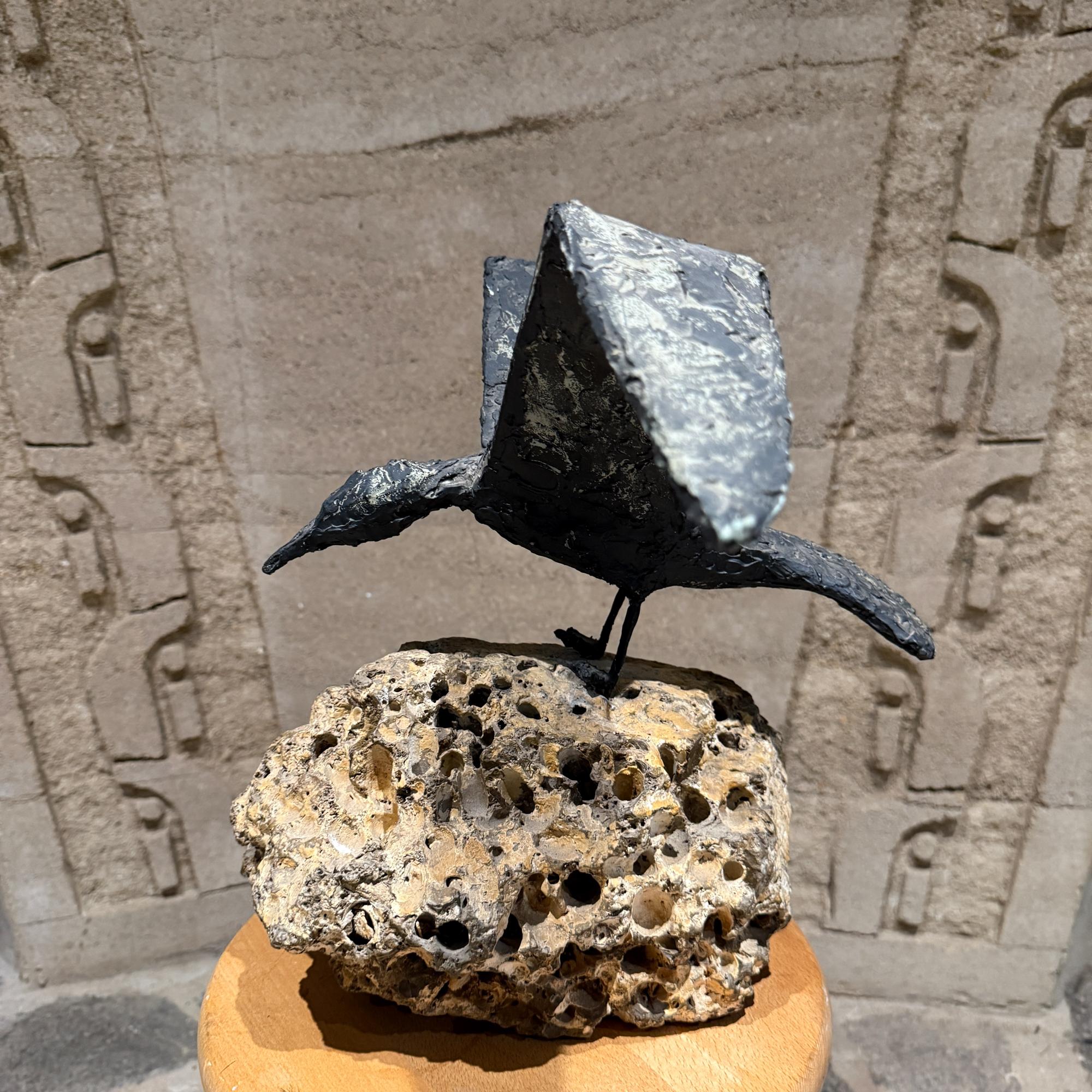 Americano Scultura di gabbiano in bronzo finto su roccia vulcanica firmata Barnes 73 in vendita