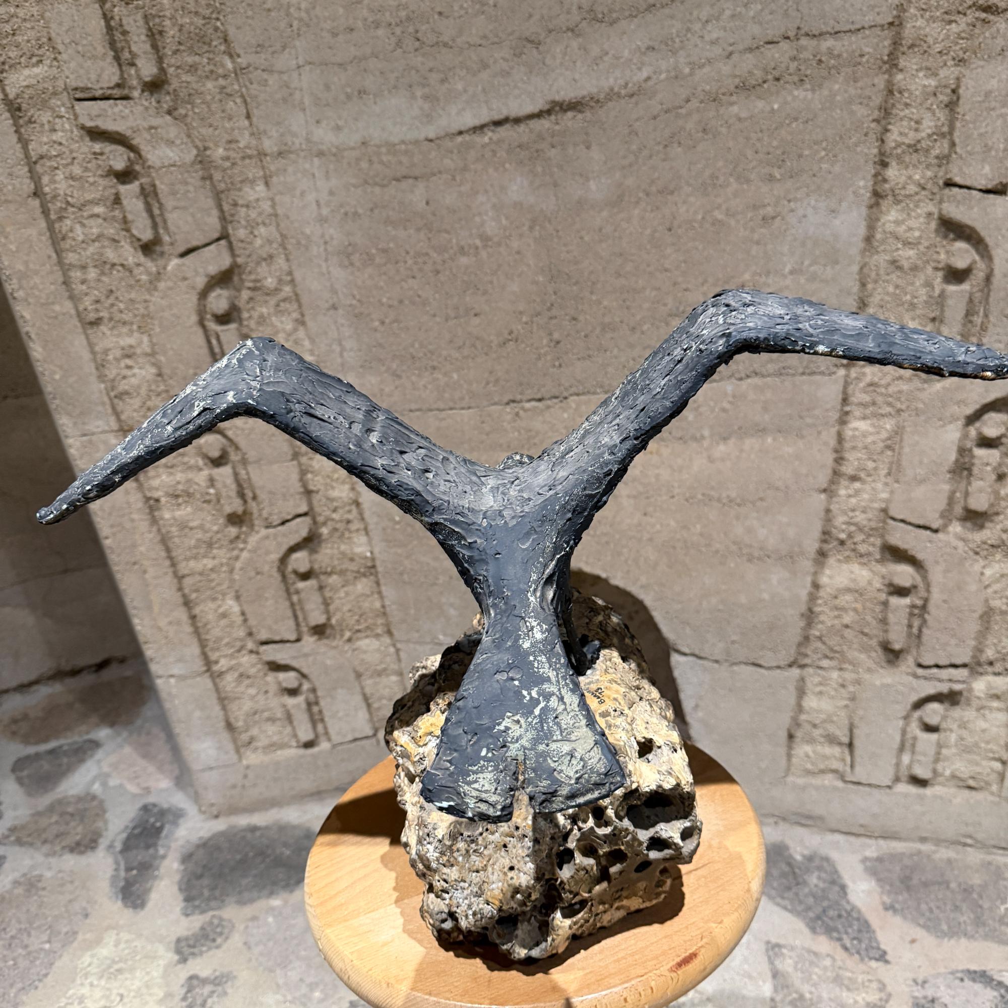 Scultura di gabbiano in bronzo finto su roccia vulcanica firmata Barnes 73 In condizioni discrete in vendita a Chula Vista, CA