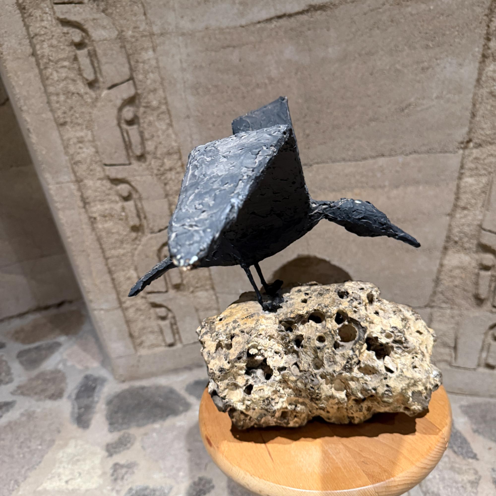 Scultura di gabbiano in bronzo finto su roccia vulcanica firmata Barnes 73 in vendita 1