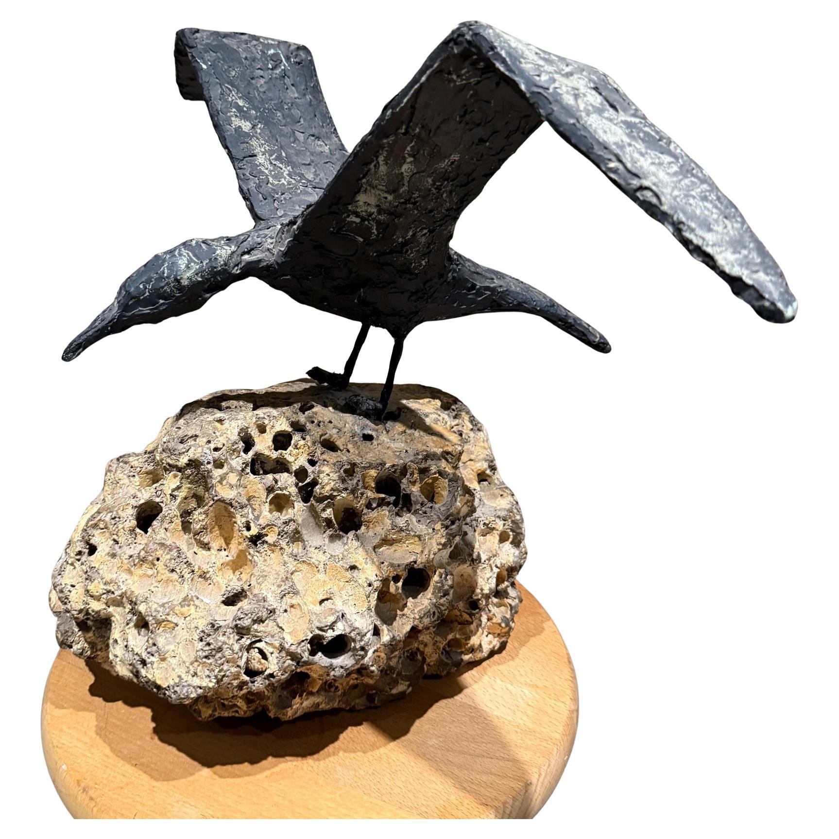 Scultura di gabbiano in bronzo finto su roccia vulcanica firmata Barnes 73 in vendita