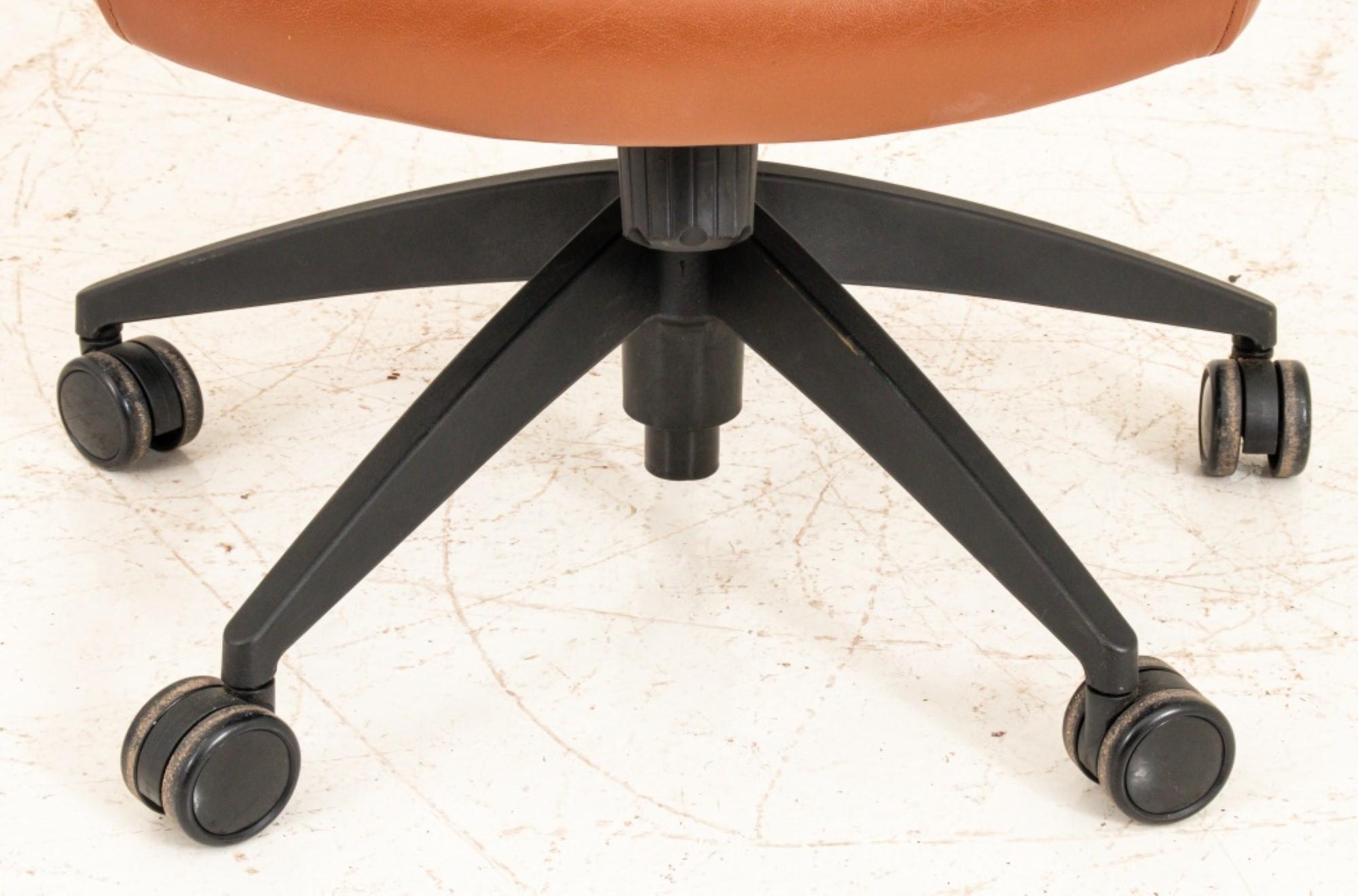 Chaise de bureau pivotante en faux cuir Brown Bon état - En vente à New York, NY