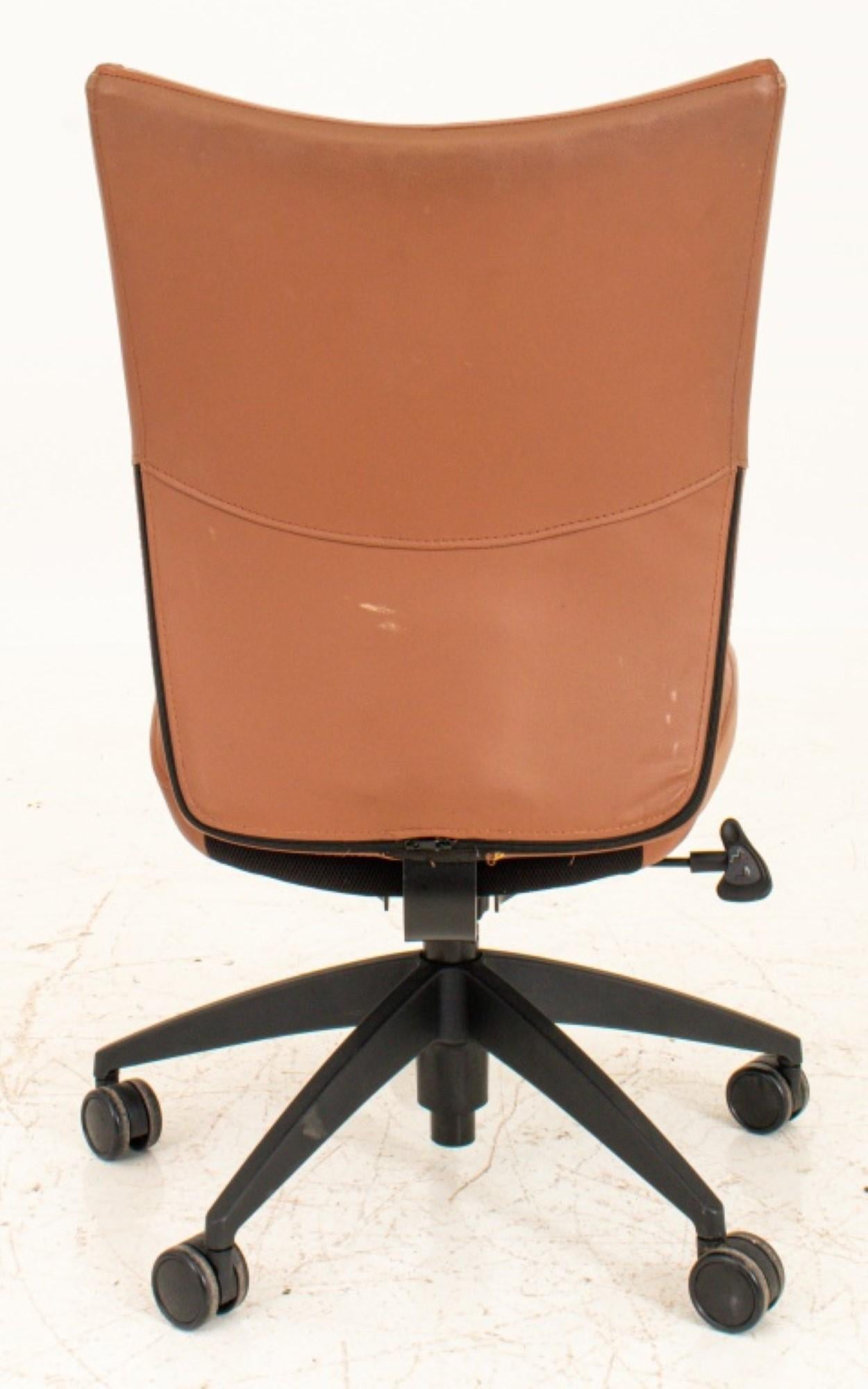 Chaise de bureau pivotante en faux cuir Brown en vente 3