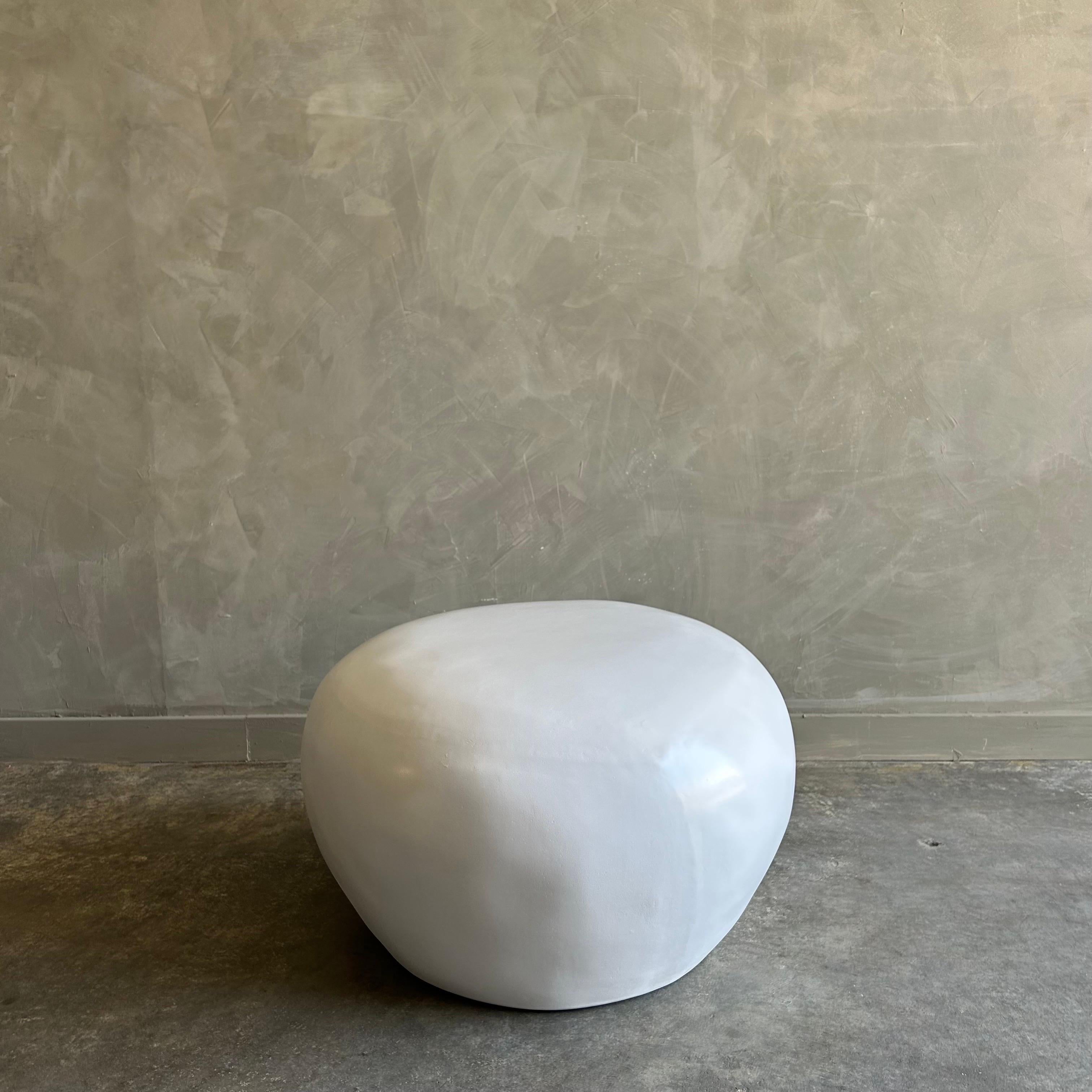 Faux Cast Stone Garden Seats in Soft White In Good Condition For Sale In Brea, CA