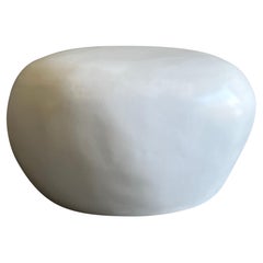 Sedute da giardino in finta pietra fusa di colore bianco tenue