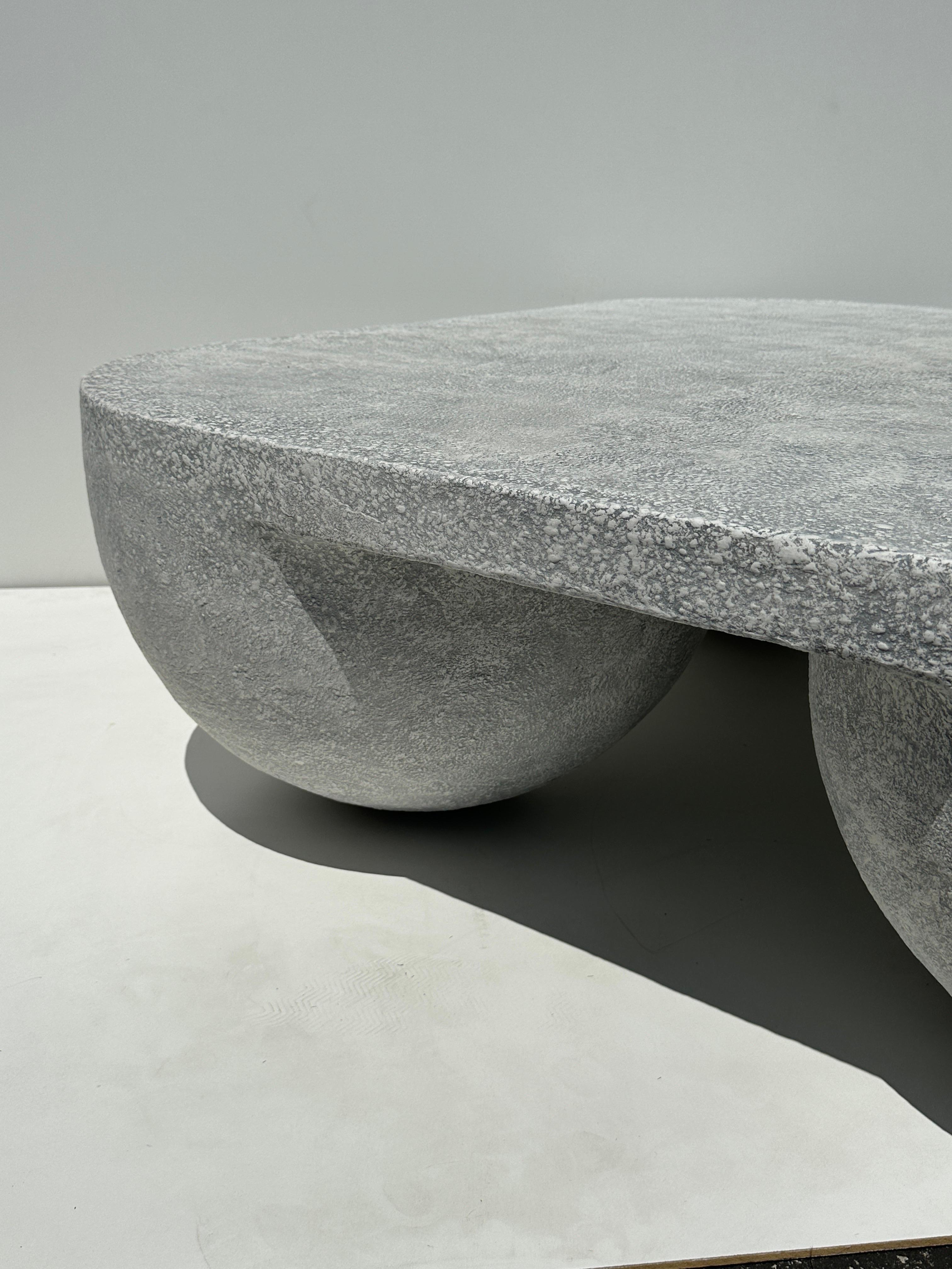 Table basse carrée en faux béton dans le style de John Dickinson en vente 5