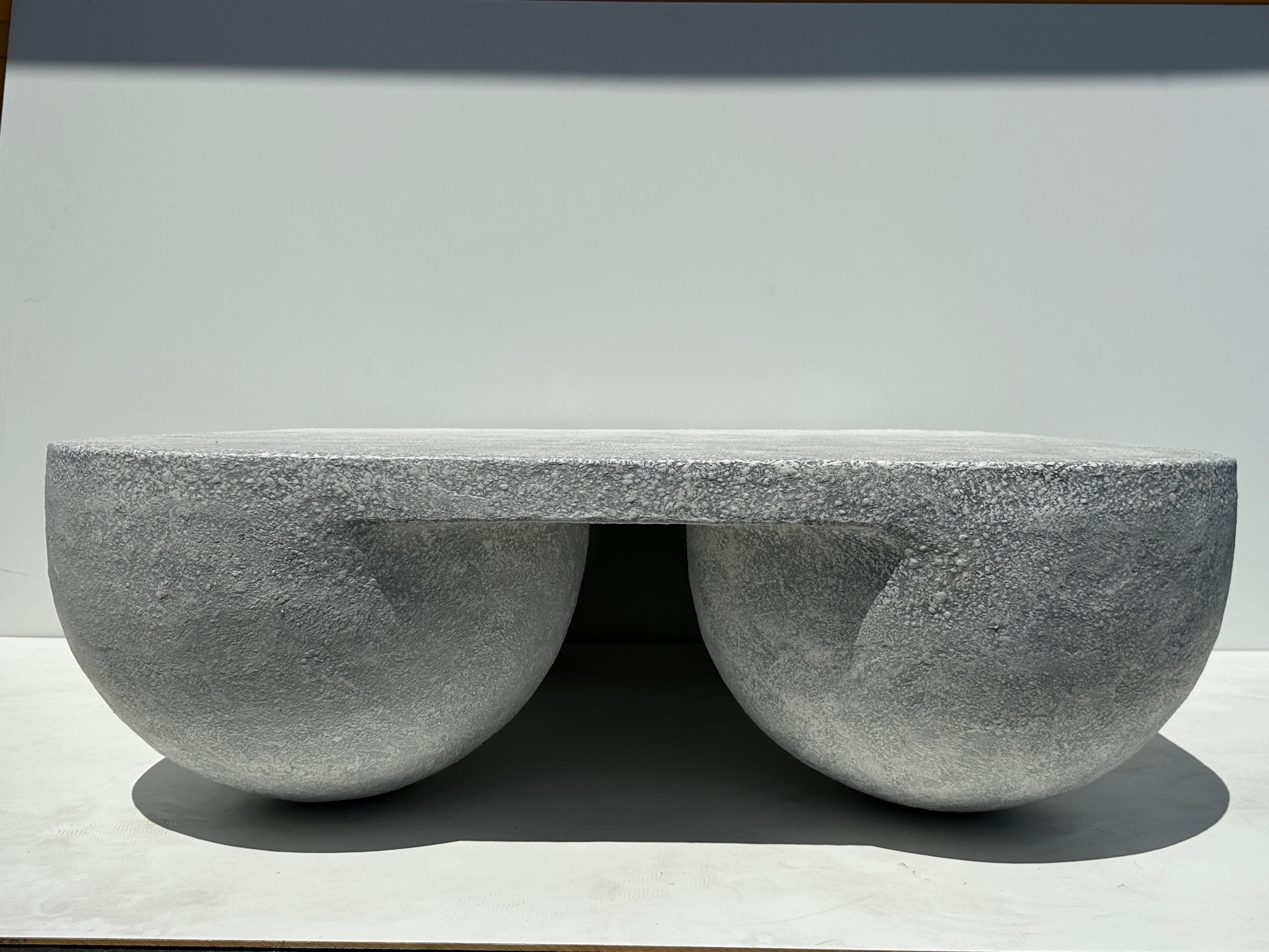 Table basse carrée en faux béton dans le style de John Dickinson.
