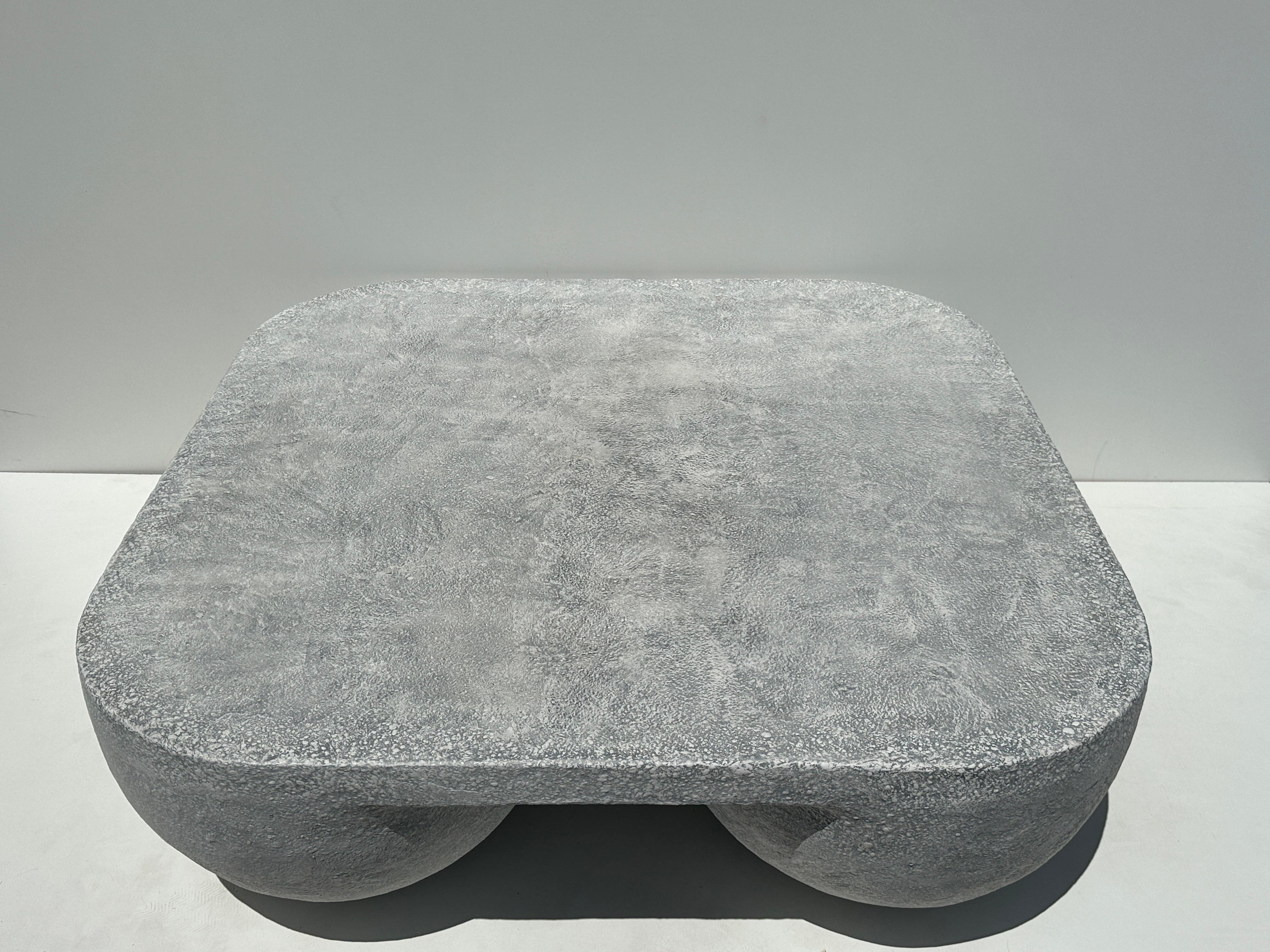 Américain Table basse carrée en faux béton dans le style de John Dickinson en vente