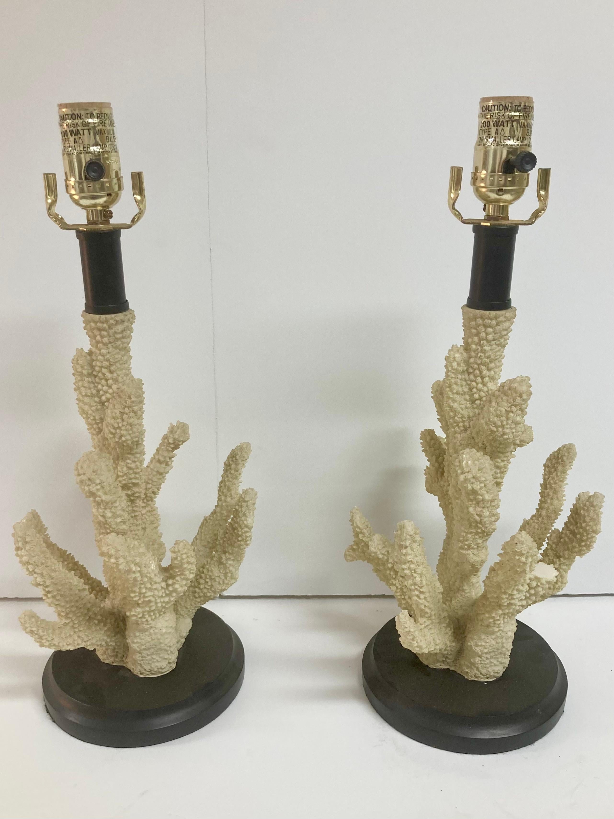 Favolosa coppia di lampade da tavolo Boho Chic in finto corallo. Qualità vintage con un pezzo rotto, ma aggiunge carattere e può essere semplicemente girato. Aggiungi un po' di stile Boho Chic alla tua casa o al tuo progetto di design. Basta