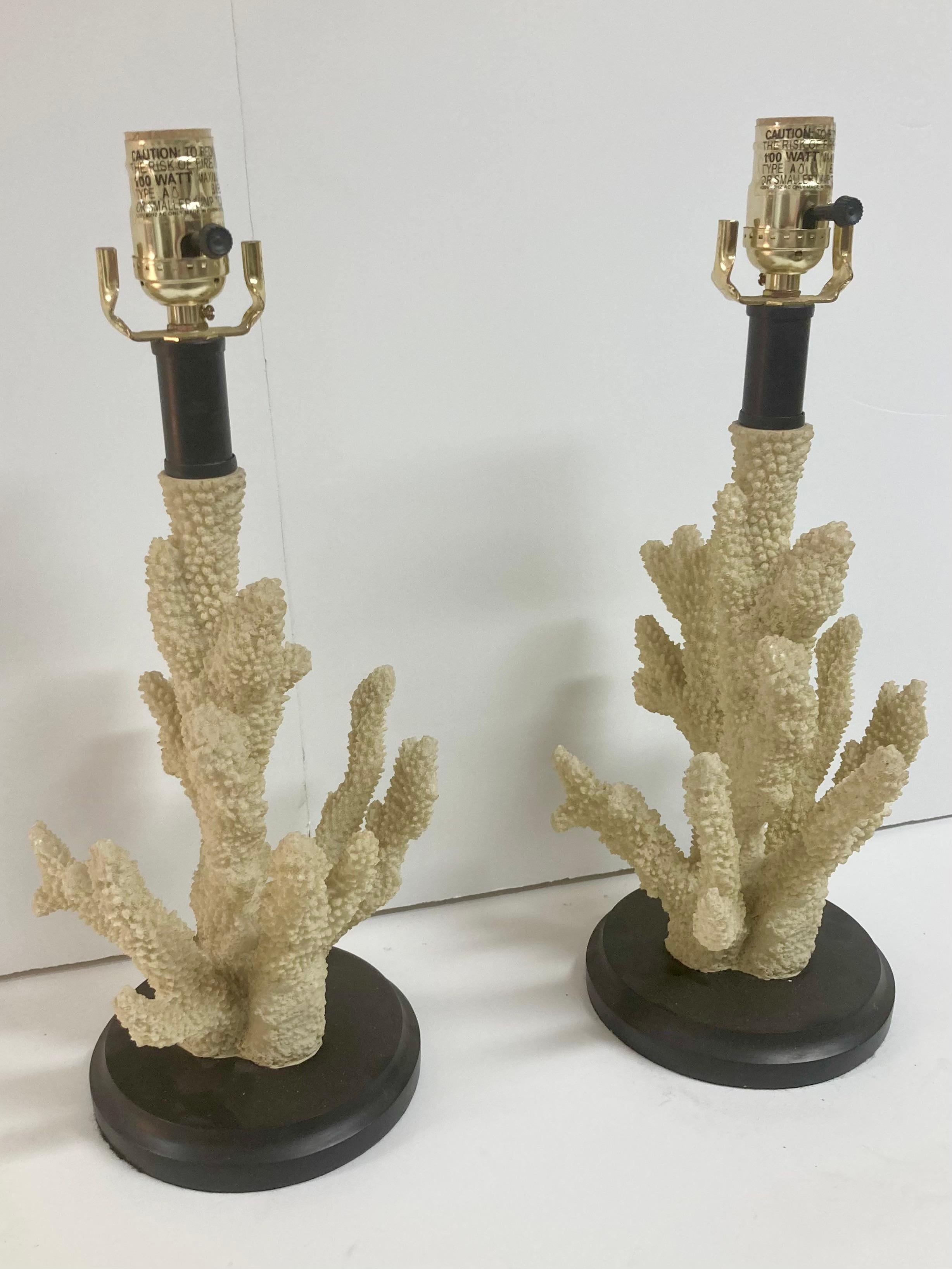 Moderno Lampade da tavolo Boho Chic in finto corallo, una coppia in vendita