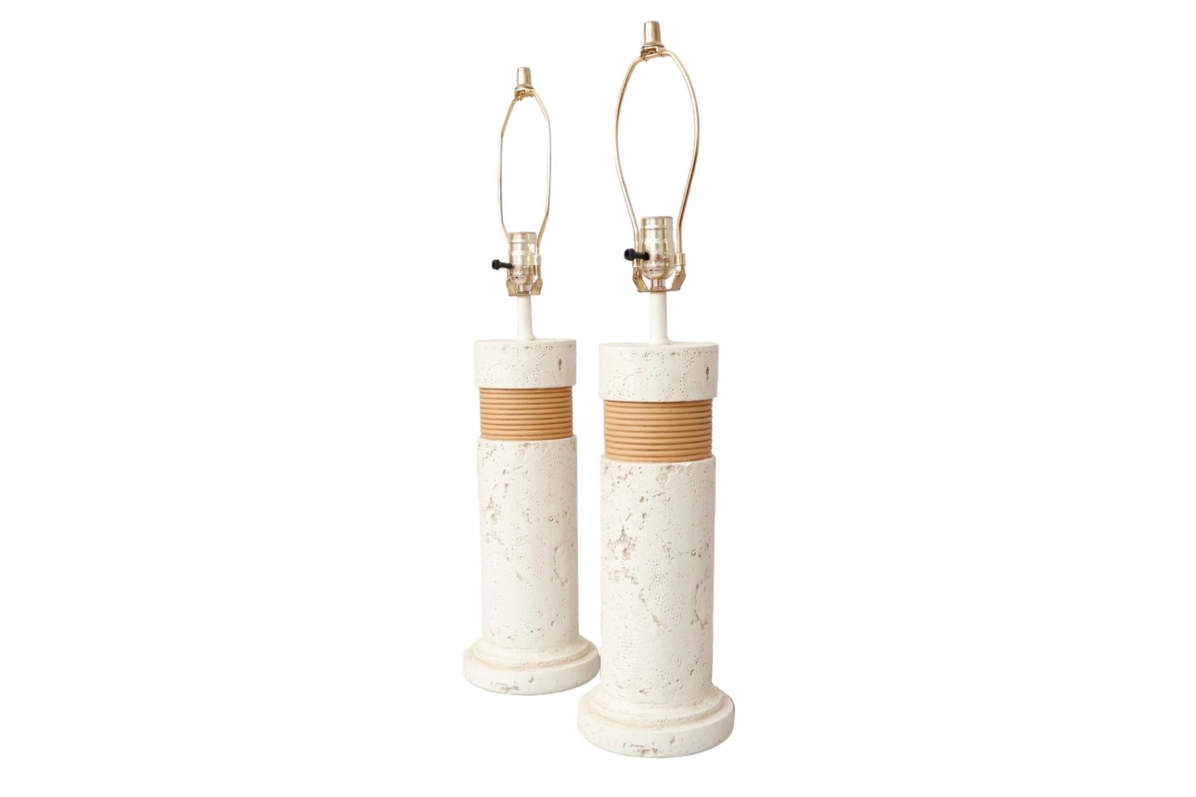 Paire de lampes de table en faux corail. La partie supérieure est pressée avec des bandes cannelées de couleur caramel, et la partie inférieure est une base à gradins. Marqué au dos et daté 