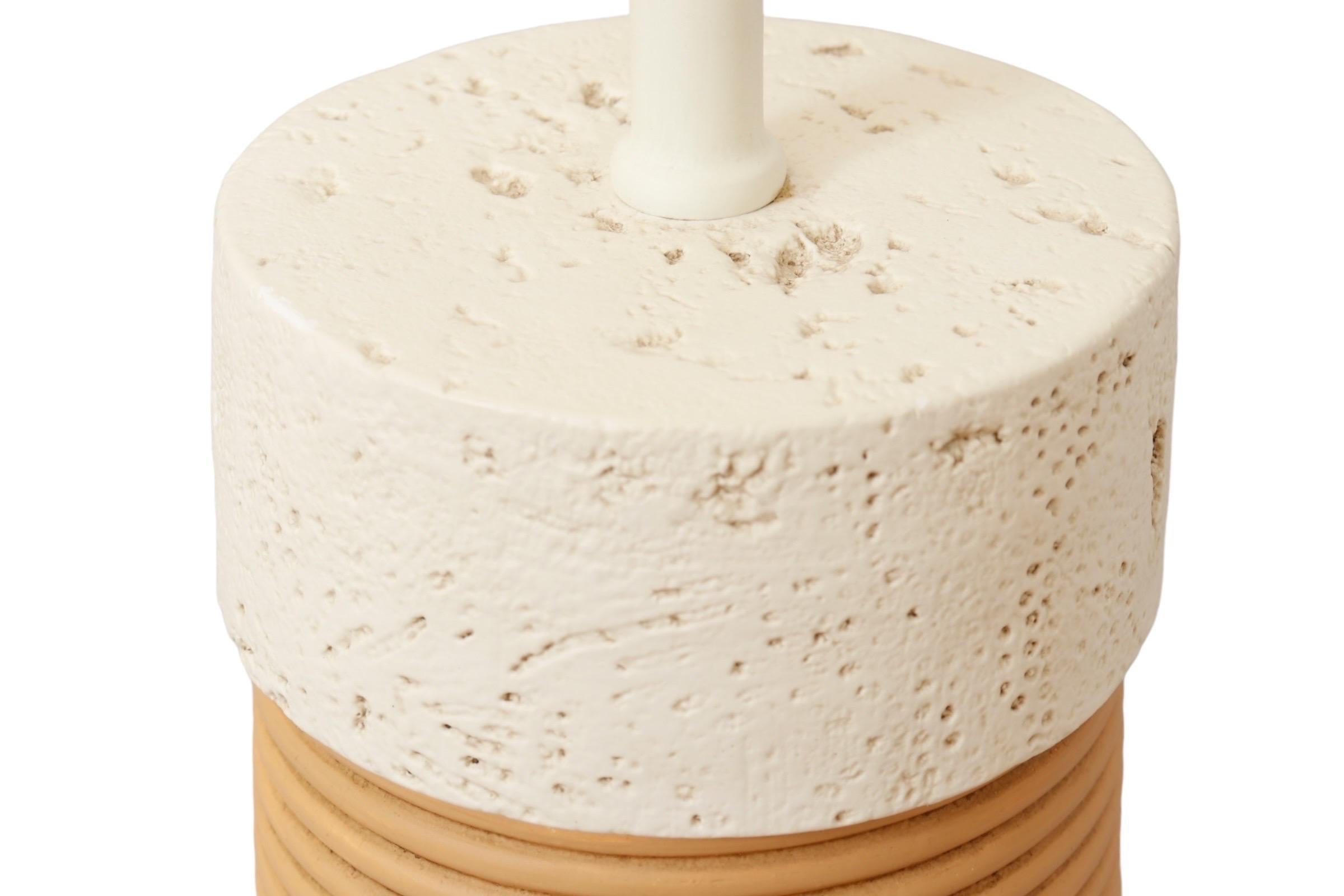 Paire de lampes de table en faux corail Stone Bon état - En vente à Bradenton, FL