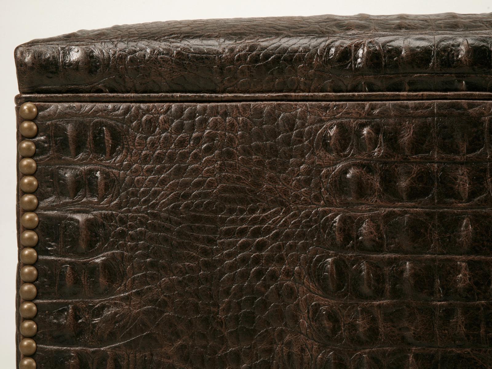 Bois Pouf en cuir faux croco fabriqué à la main à Chicago, disponible dans toutes les dimensions en vente