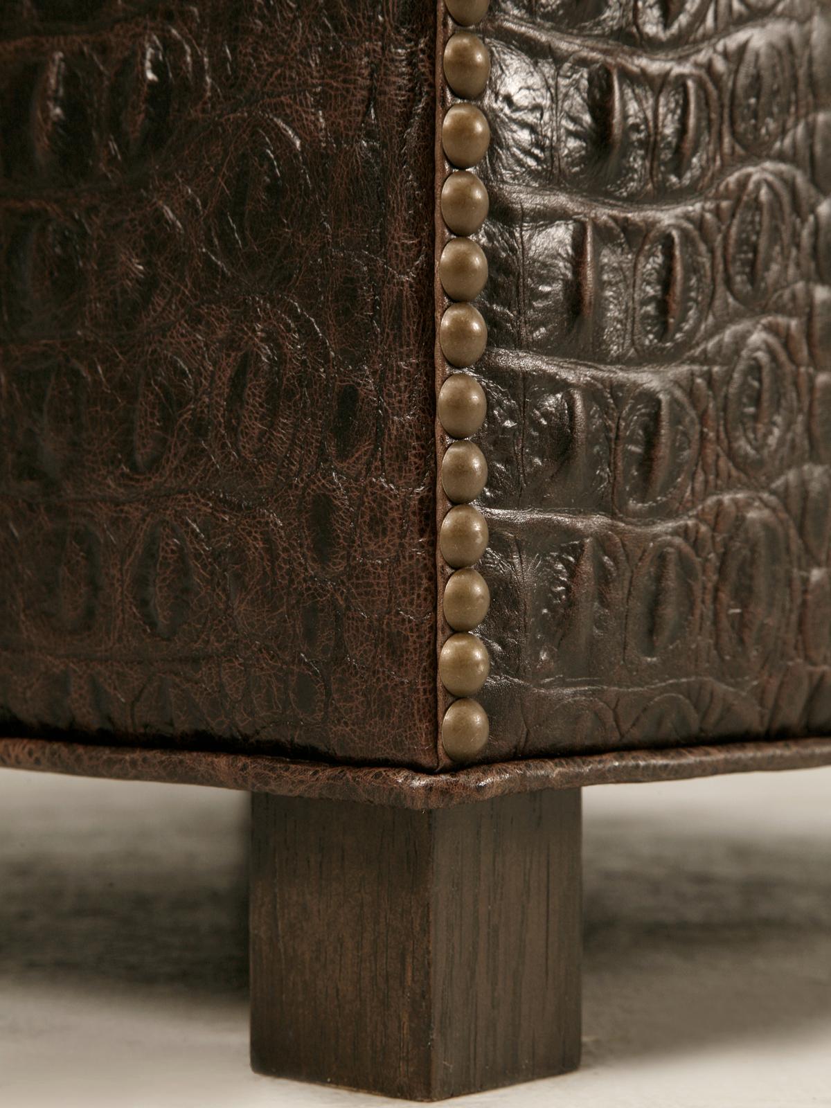 Pouf en cuir faux croco fabriqué à la main à Chicago, disponible dans toutes les dimensions en vente 1