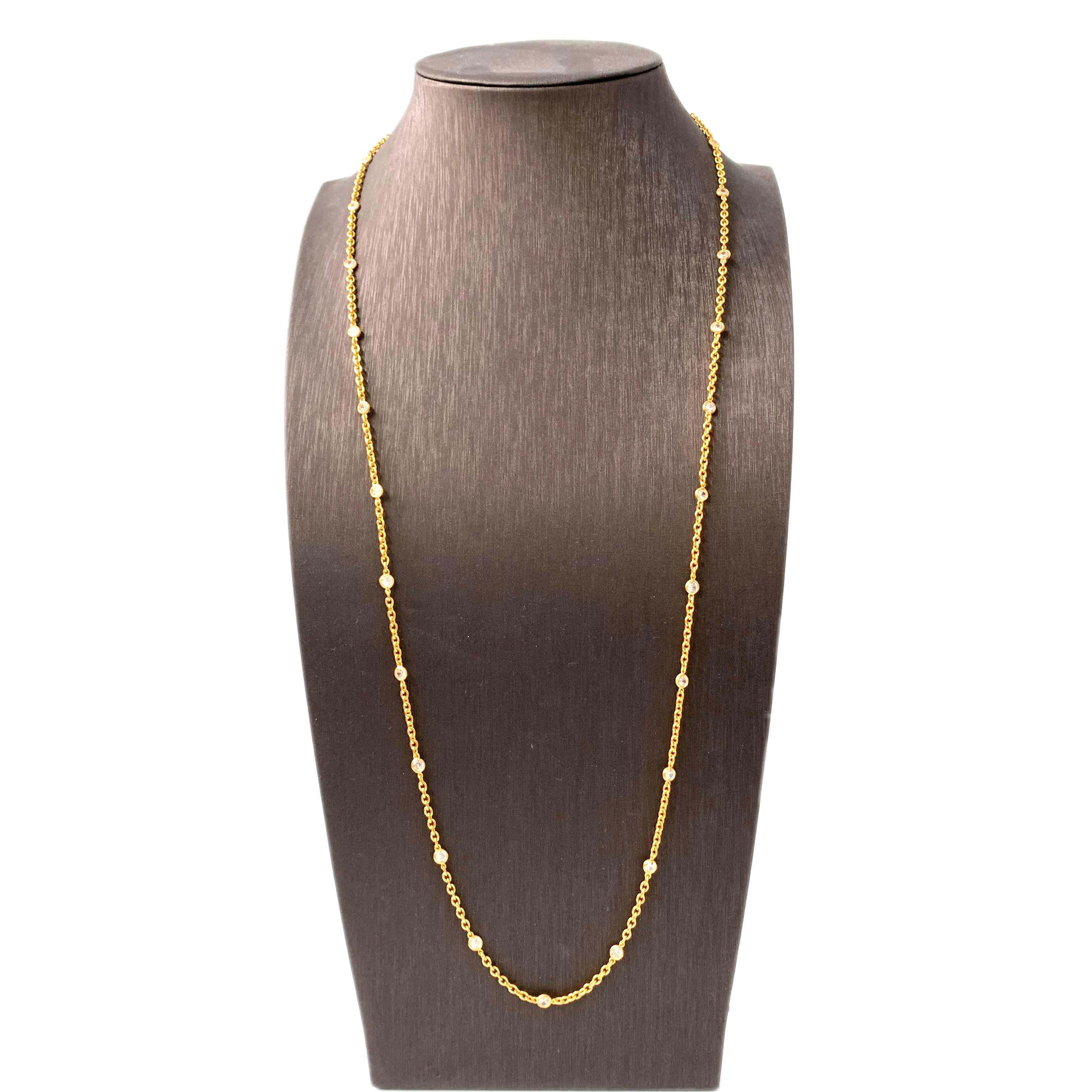 Collana lunga in vermeil con diamanti simulati a metro

Una lunga ed elegante catena in vermeil oro 18 carati è impreziosita da castoni con diamanti simulati sfaccettati (0,25 carati ciascuno - 6,25 carati in totale) ogni 1